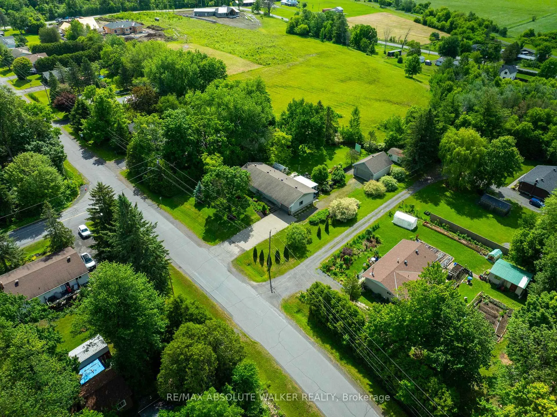 Photo 43 of 917 Meteor Avenue, Ottawa, Navan — HOMEH