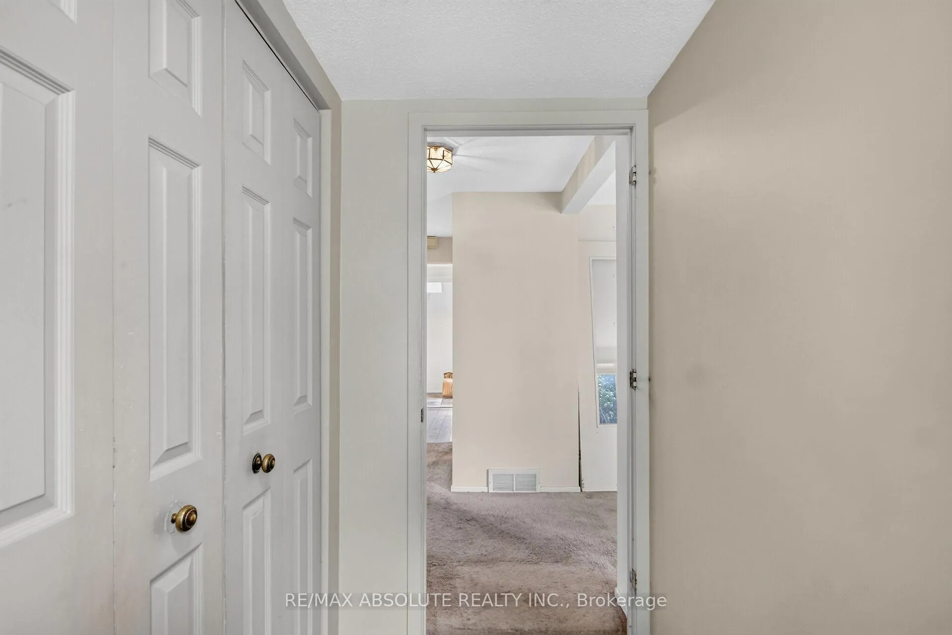 Photo 3 of 32 Sage Crescent, Ottawa, Barrhaven - Pheasant Run — HOMEH
