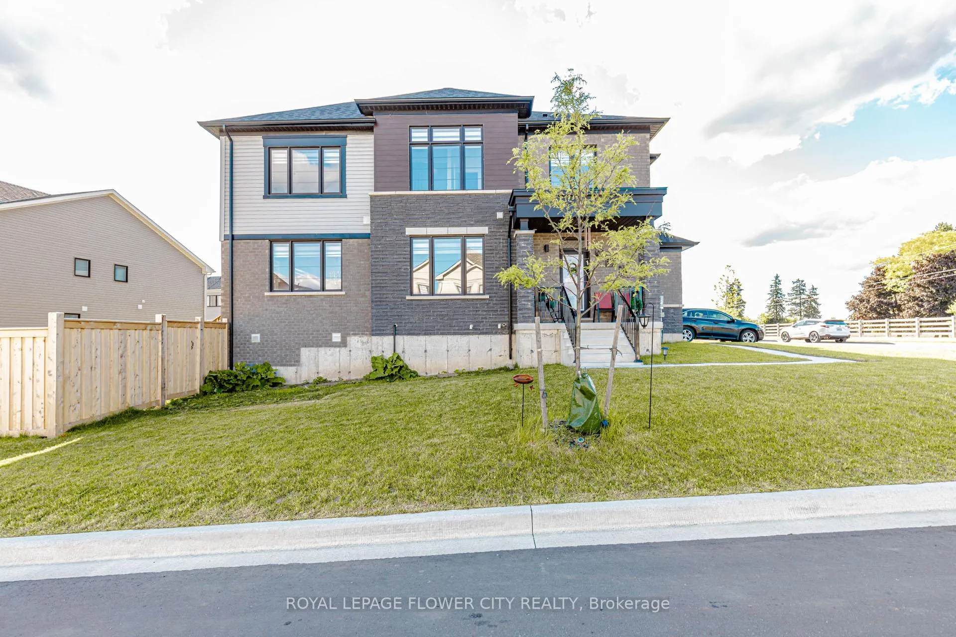 Photo 3 of 60 Granville Crescent, Haldimand — HOMEH