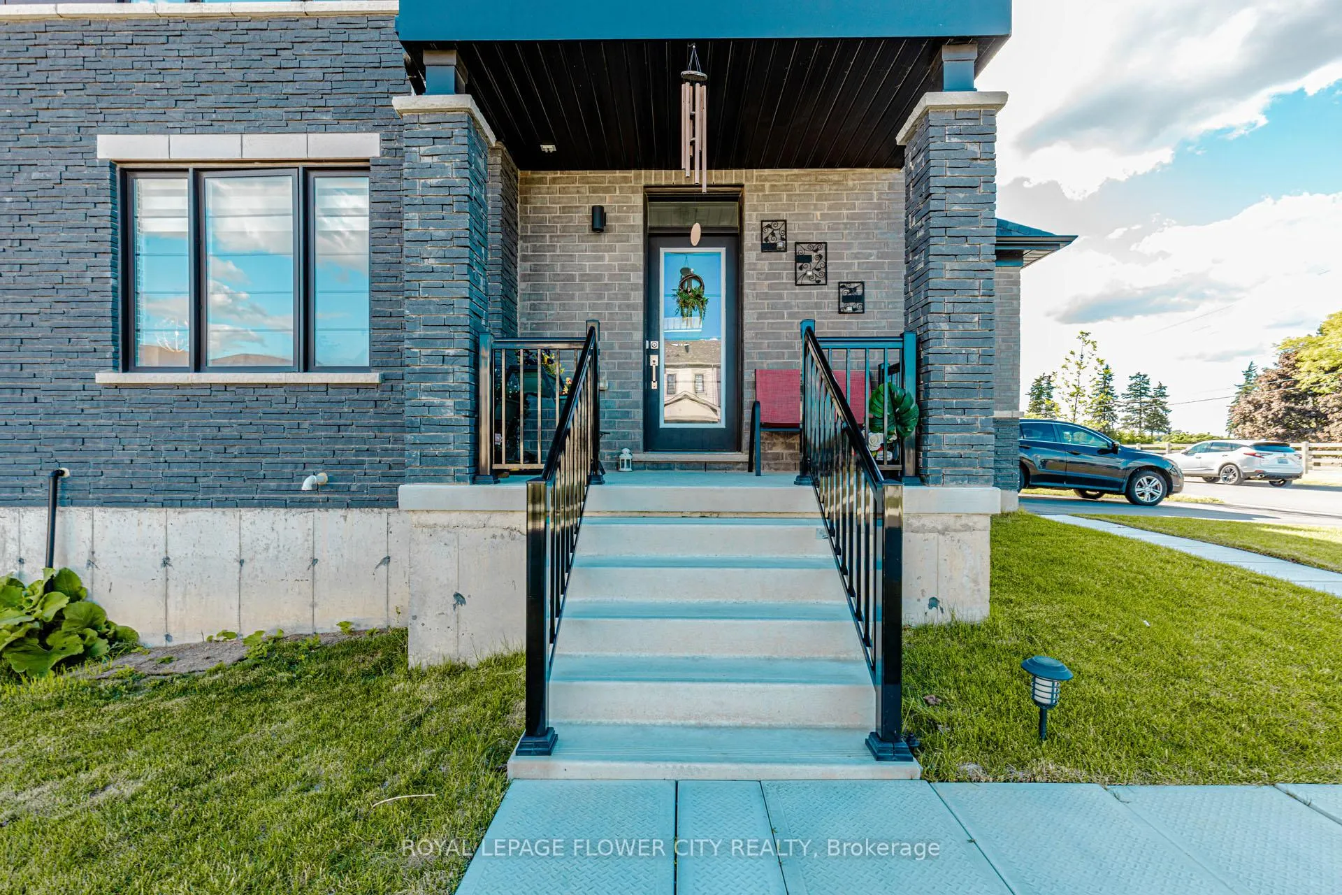 Photo 5 of 60 Granville Crescent, Haldimand — HOMEH
