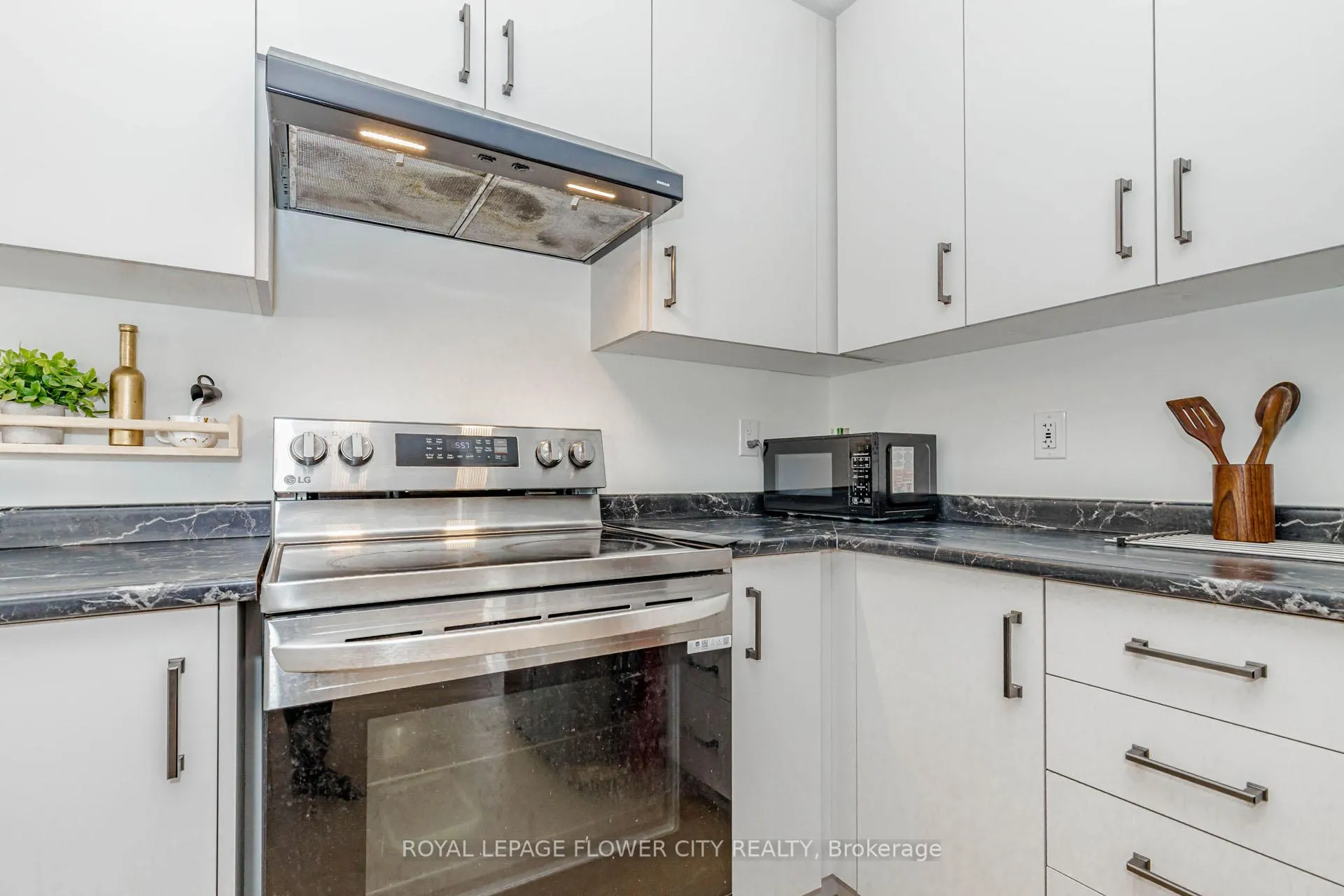 Photo 20 of 60 Granville Crescent, Haldimand — HOMEH