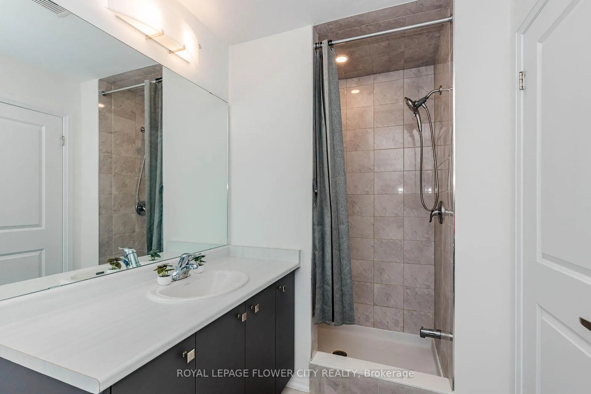 Photo 38 of 60 Granville Crescent, Haldimand — HOMEH