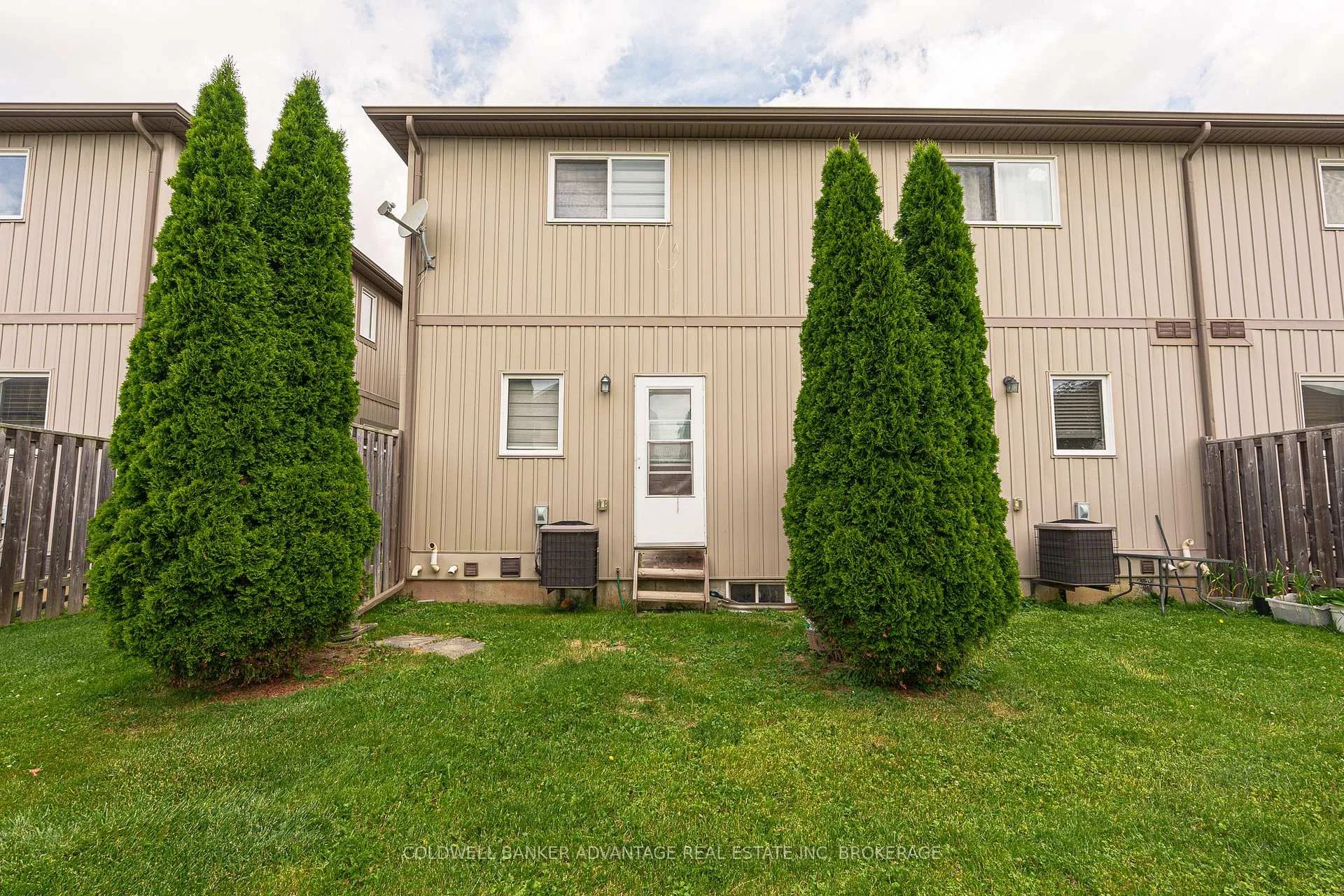 Photo 5 of Unit 8, 6117 Kelsey Crescent, Niagara Falls, Forestview — HOMEH
