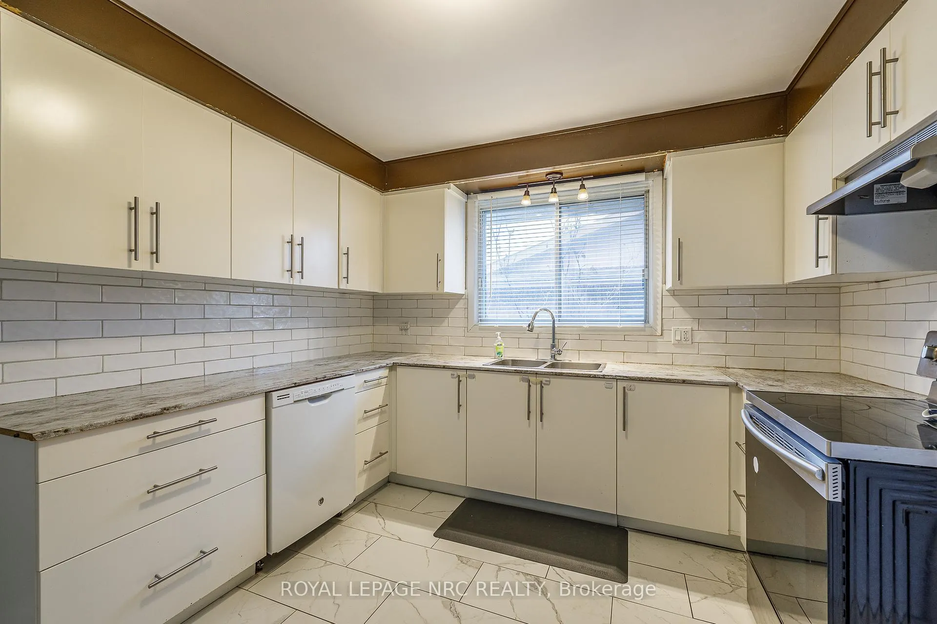 Photo 16 of 106 Lewis Street, Welland, Lincoln/Crowland — HOMEH