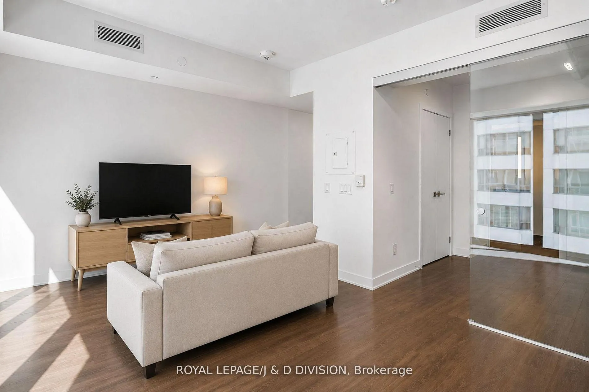 Photo 4 of Unit 1705, 188 Cumberland Street, Toronto, The Annex — HOMEH