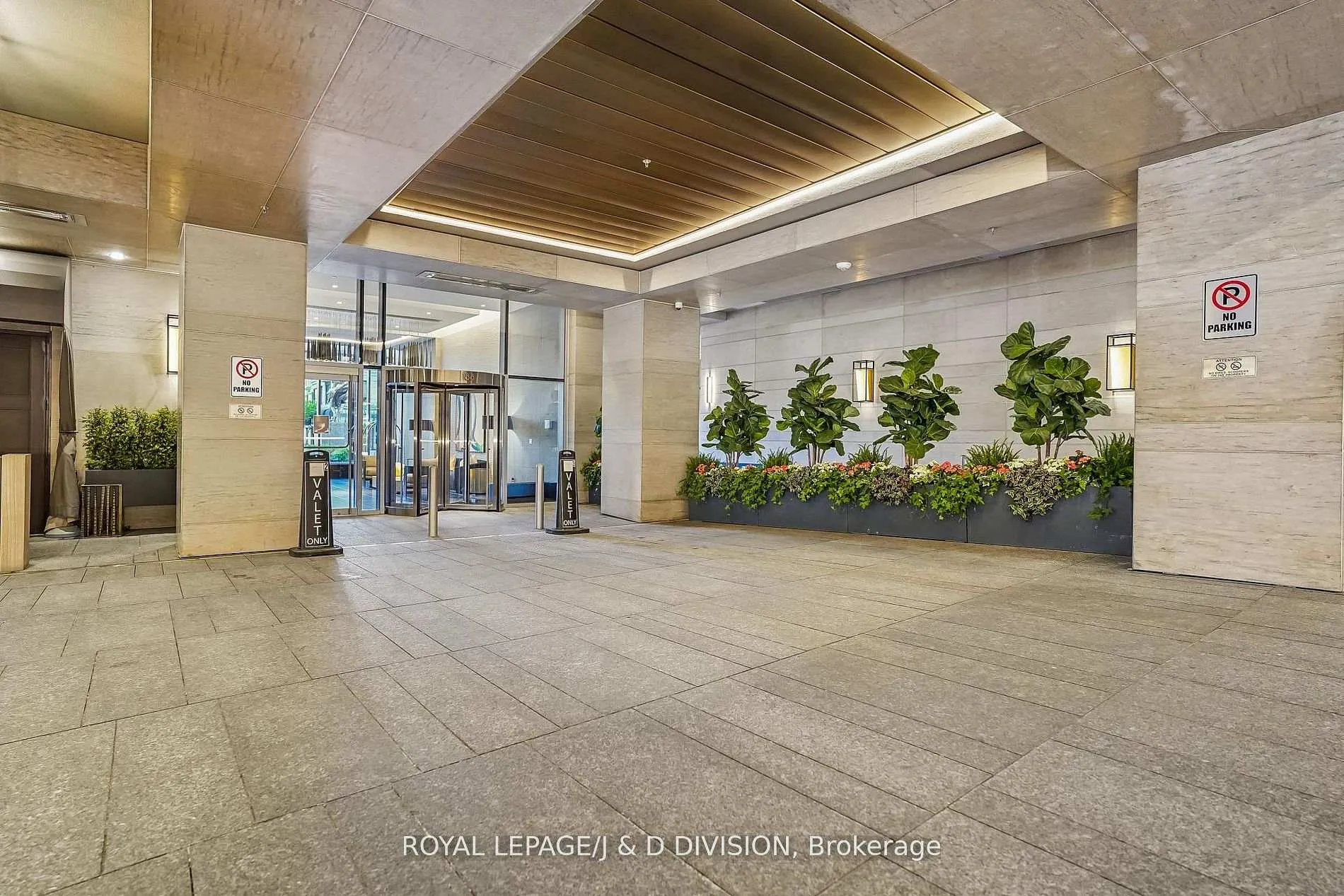 Photo 14 of Unit 1705, 188 Cumberland Street, Toronto, The Annex — HOMEH