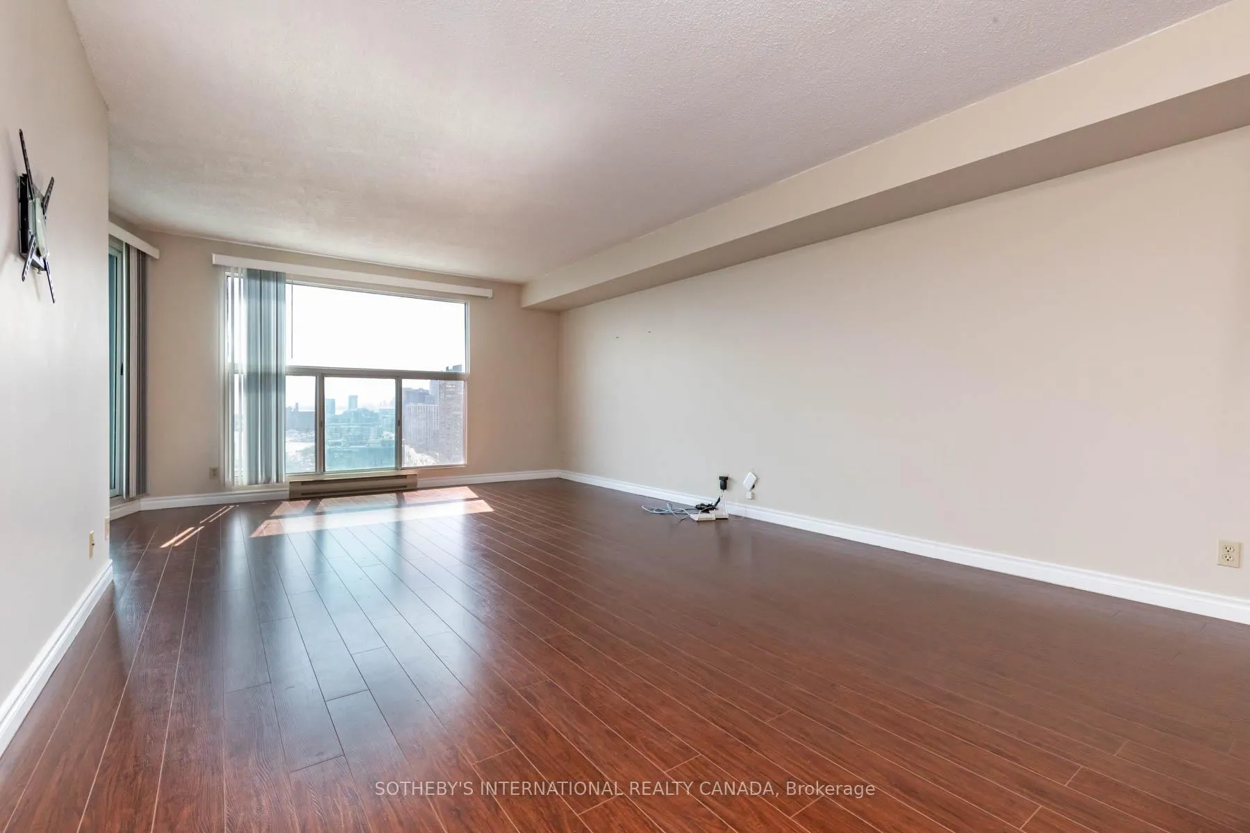 Photo 3 of Unit 2210, 77 Harbour Square, Toronto, Waterfront Communities — HOMEH