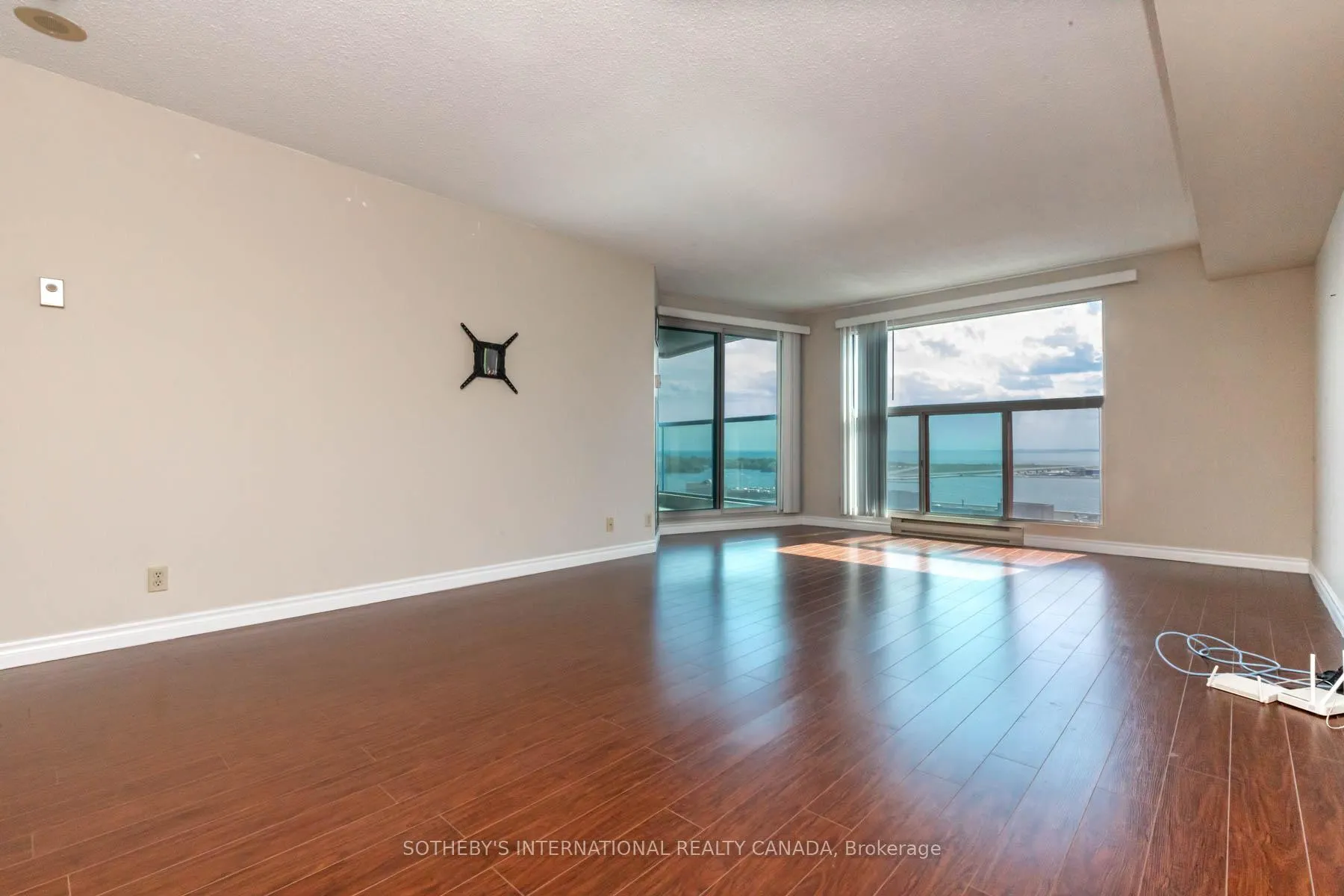Photo 4 of Unit 2210, 77 Harbour Square, Toronto, Waterfront Communities — HOMEH