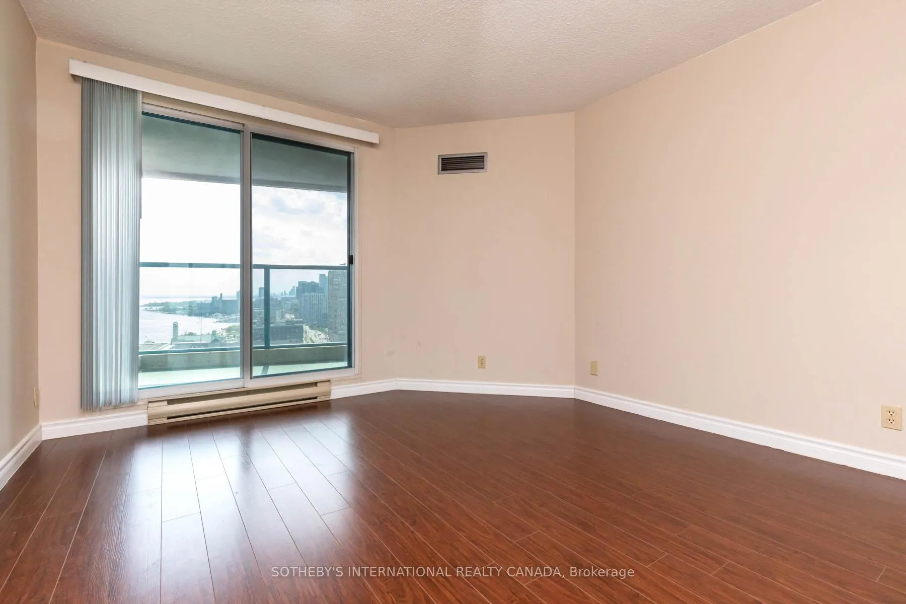 Photo 6 of Unit 2210, 77 Harbour Square, Toronto, Waterfront Communities — HOMEH