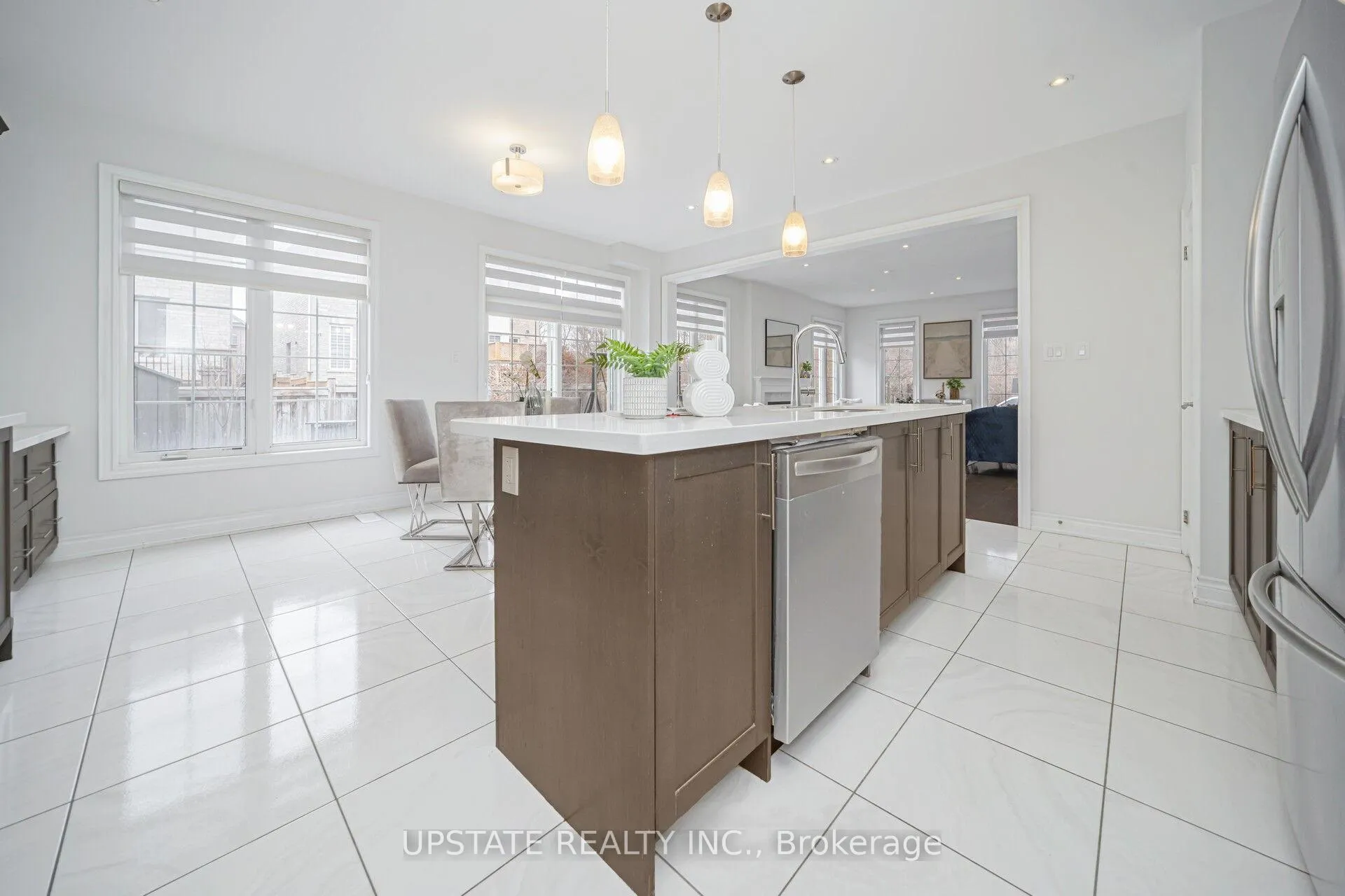Photo 20 of 11 Mistyglen Crescent, Brampton, Credit Valley — HOMEH