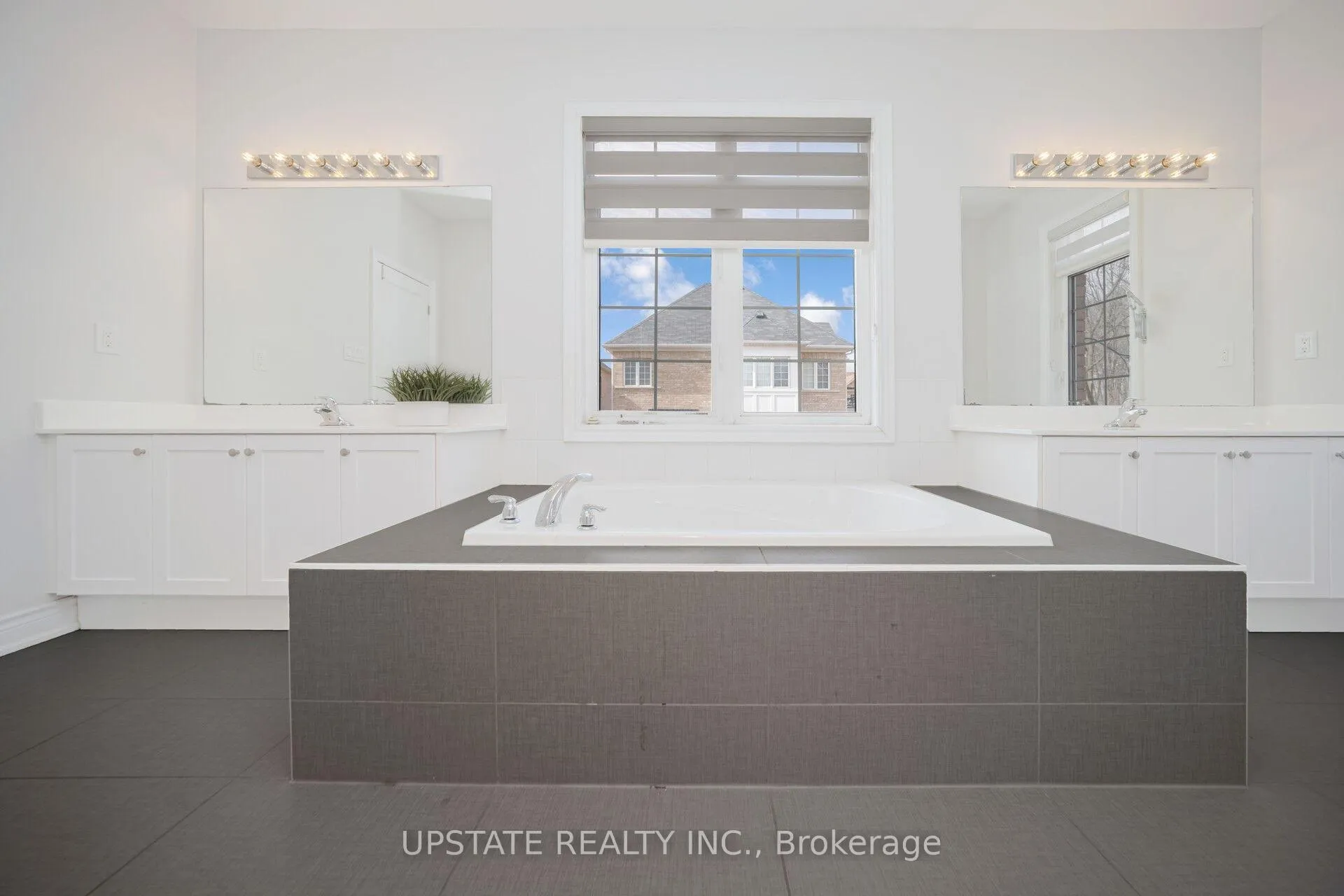 Photo 28 of 11 Mistyglen Crescent, Brampton, Credit Valley — HOMEH