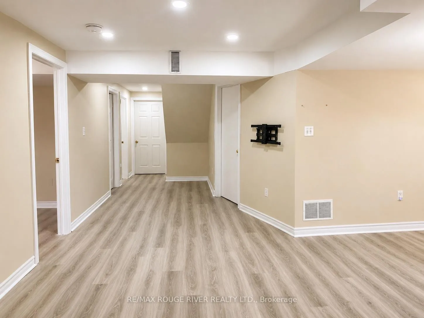 Photo 4 of 16 Dominy Drive, Ajax, Central — HOMEH