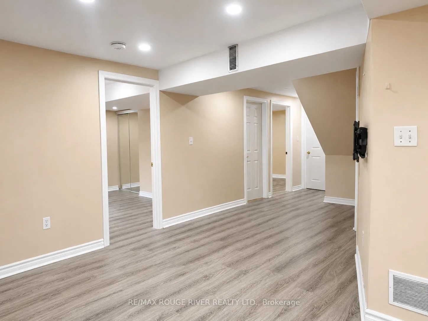 Photo 5 of 16 Dominy Drive, Ajax, Central — HOMEH