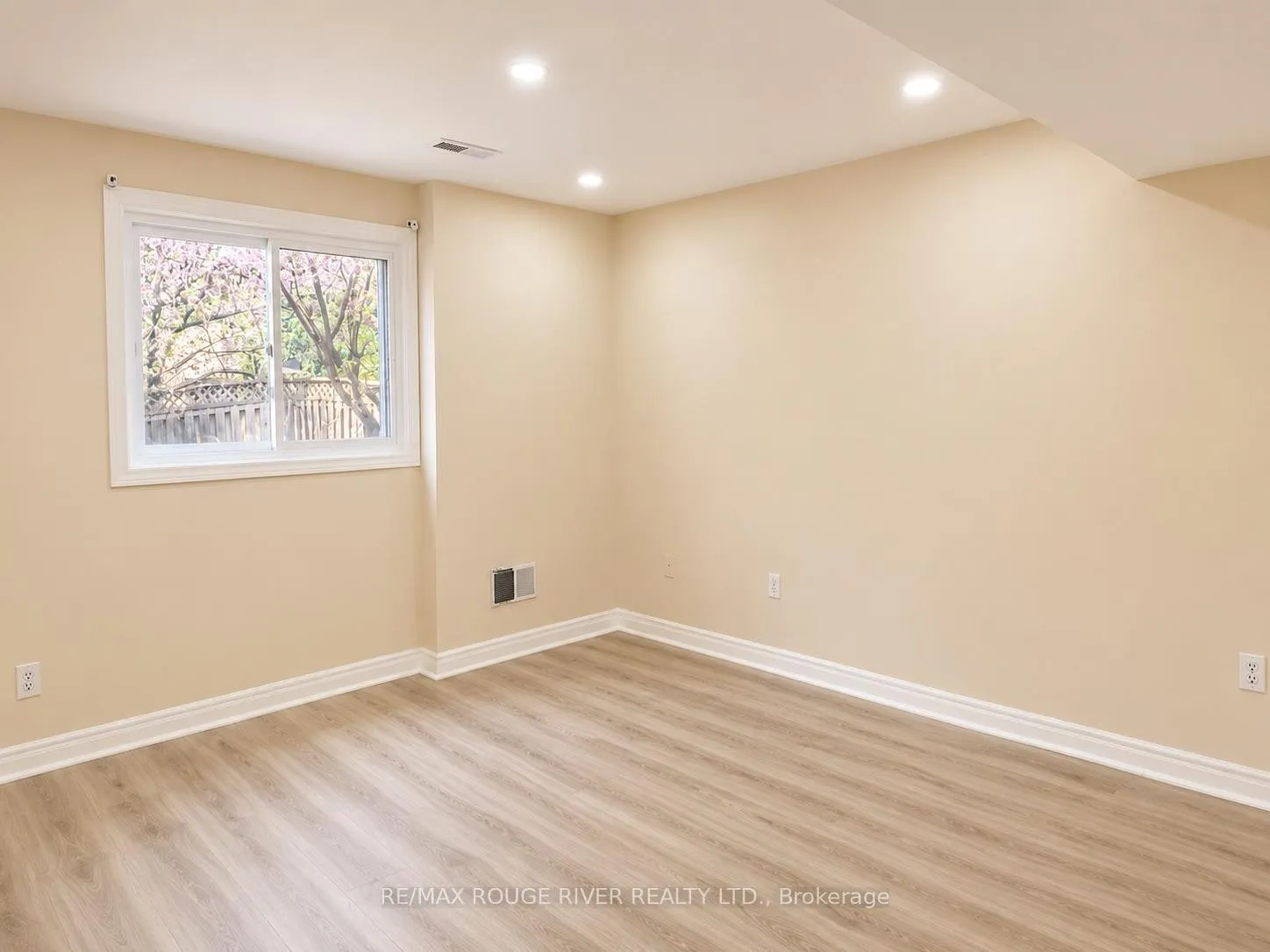Photo 6 of 16 Dominy Drive, Ajax, Central — HOMEH