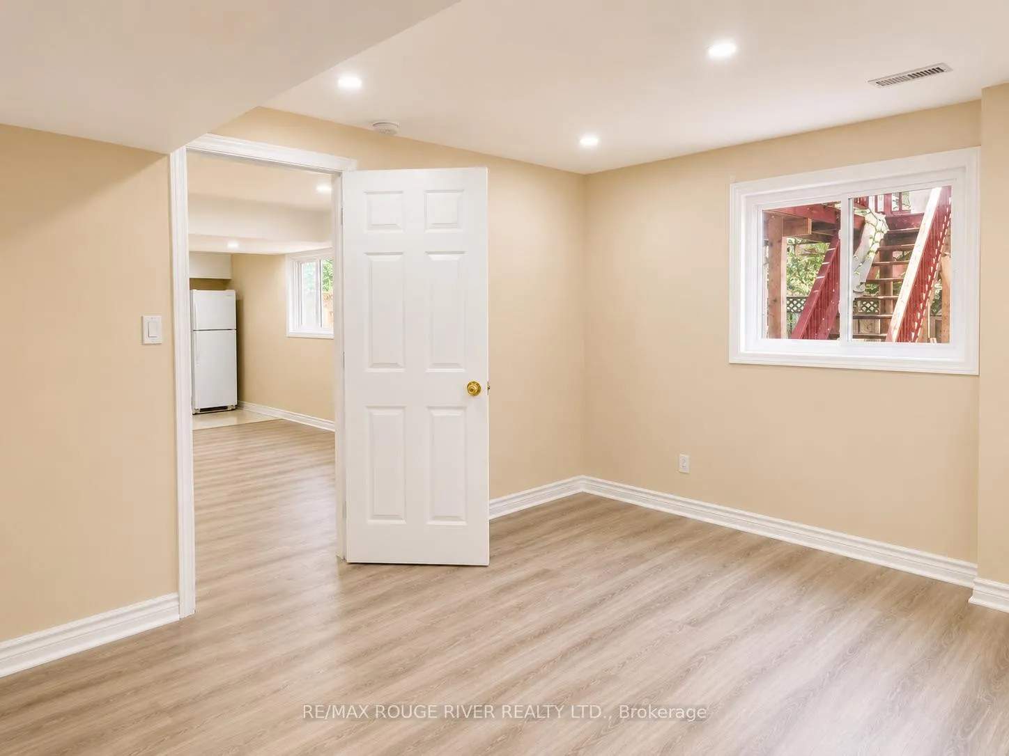 Photo 7 of 16 Dominy Drive, Ajax, Central — HOMEH
