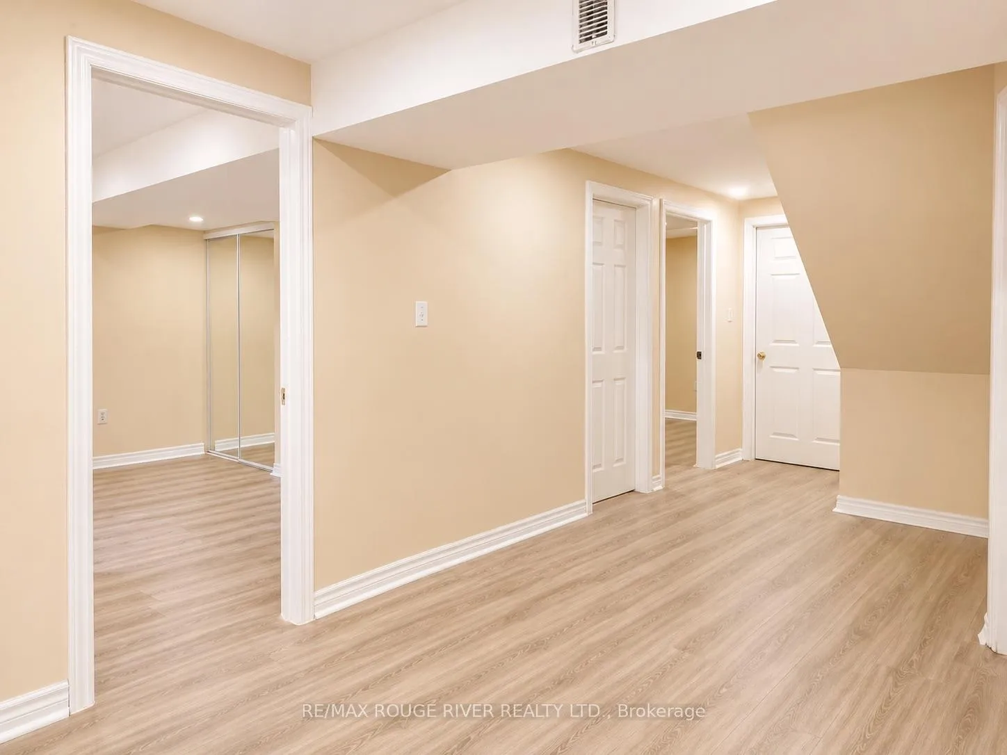 Photo 8 of 16 Dominy Drive, Ajax, Central — HOMEH