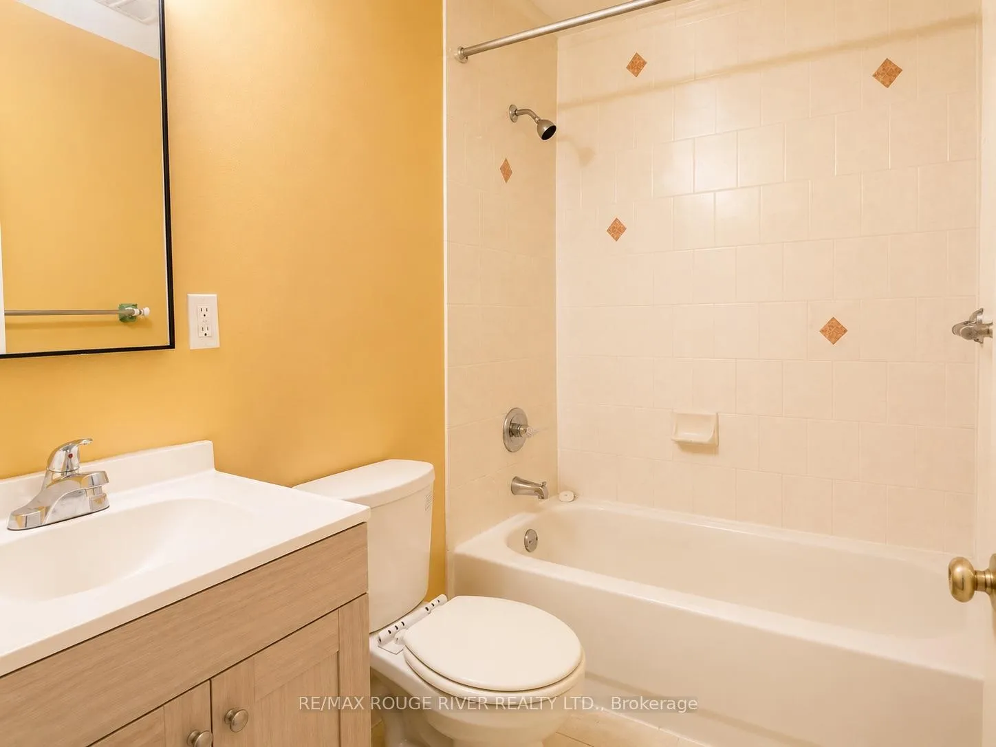 Photo 10 of 16 Dominy Drive, Ajax, Central — HOMEH