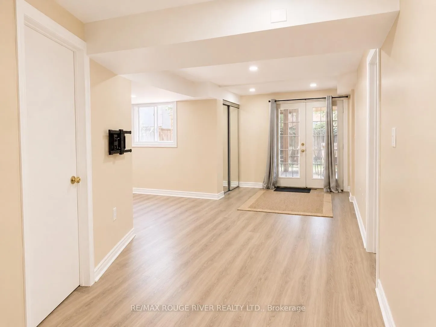Photo 14 of 16 Dominy Drive, Ajax, Central — HOMEH