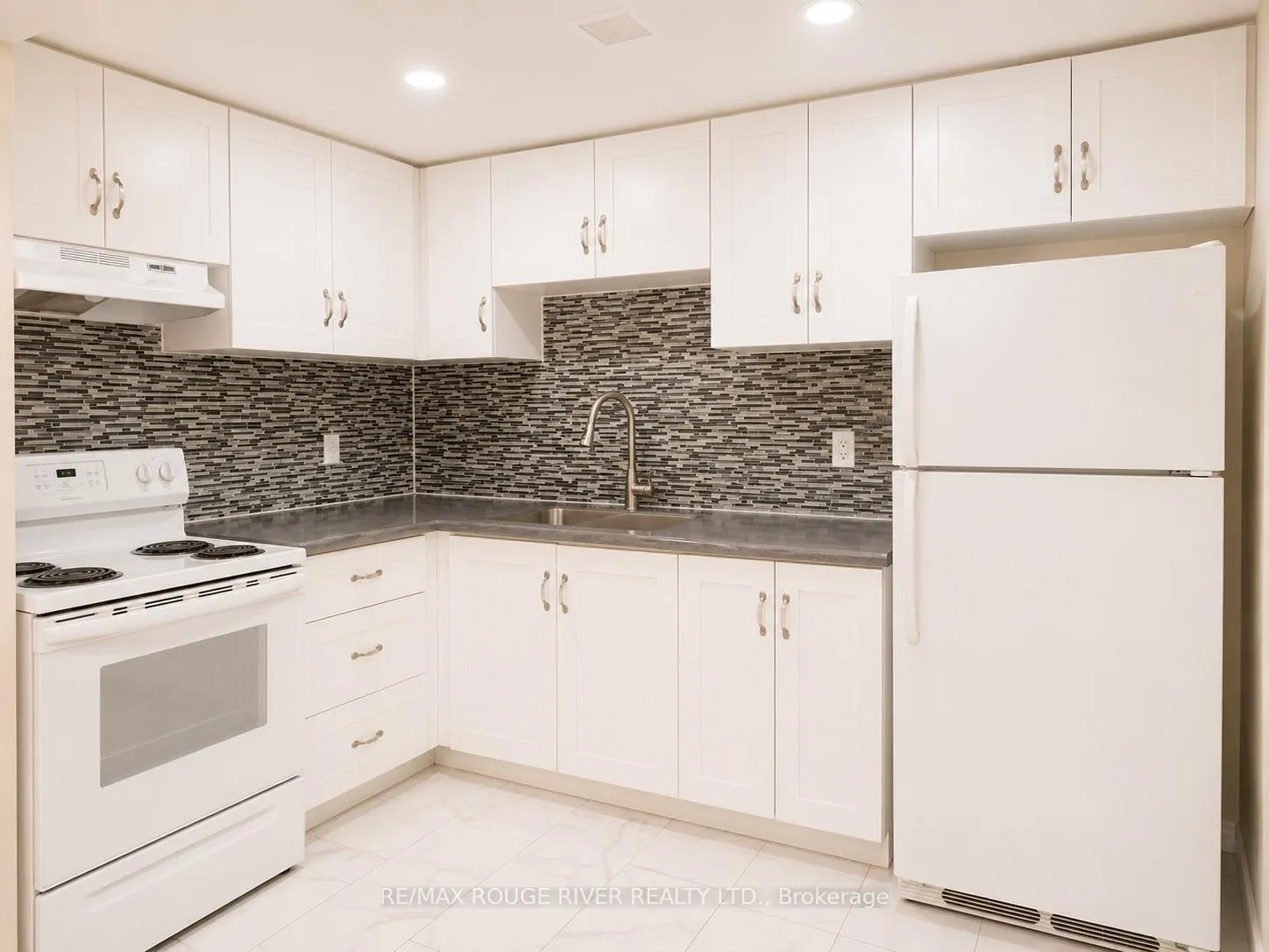 Photo 17 of 16 Dominy Drive, Ajax, Central — HOMEH