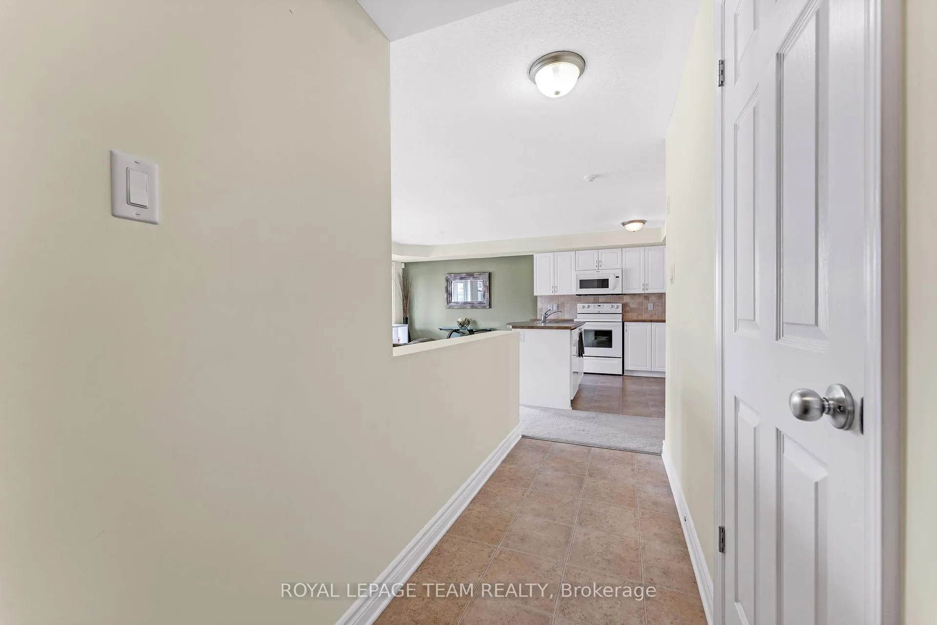 Photo 7 of Unit 8, 575 Stonefield Private, Ottawa, Barrhaven East — HOMEH