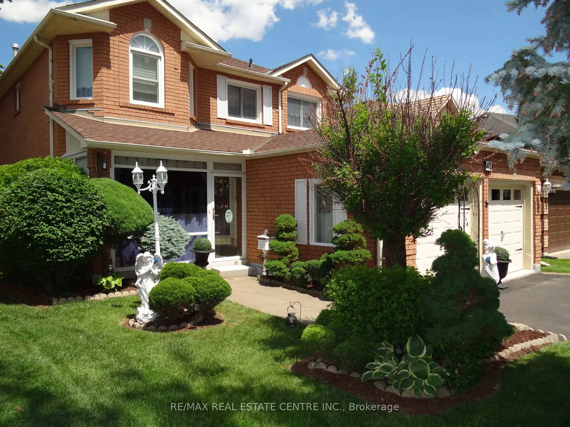 Photo 3 of 42 Davis Crescent, Halton Hills, Georgetown — HOMEH
