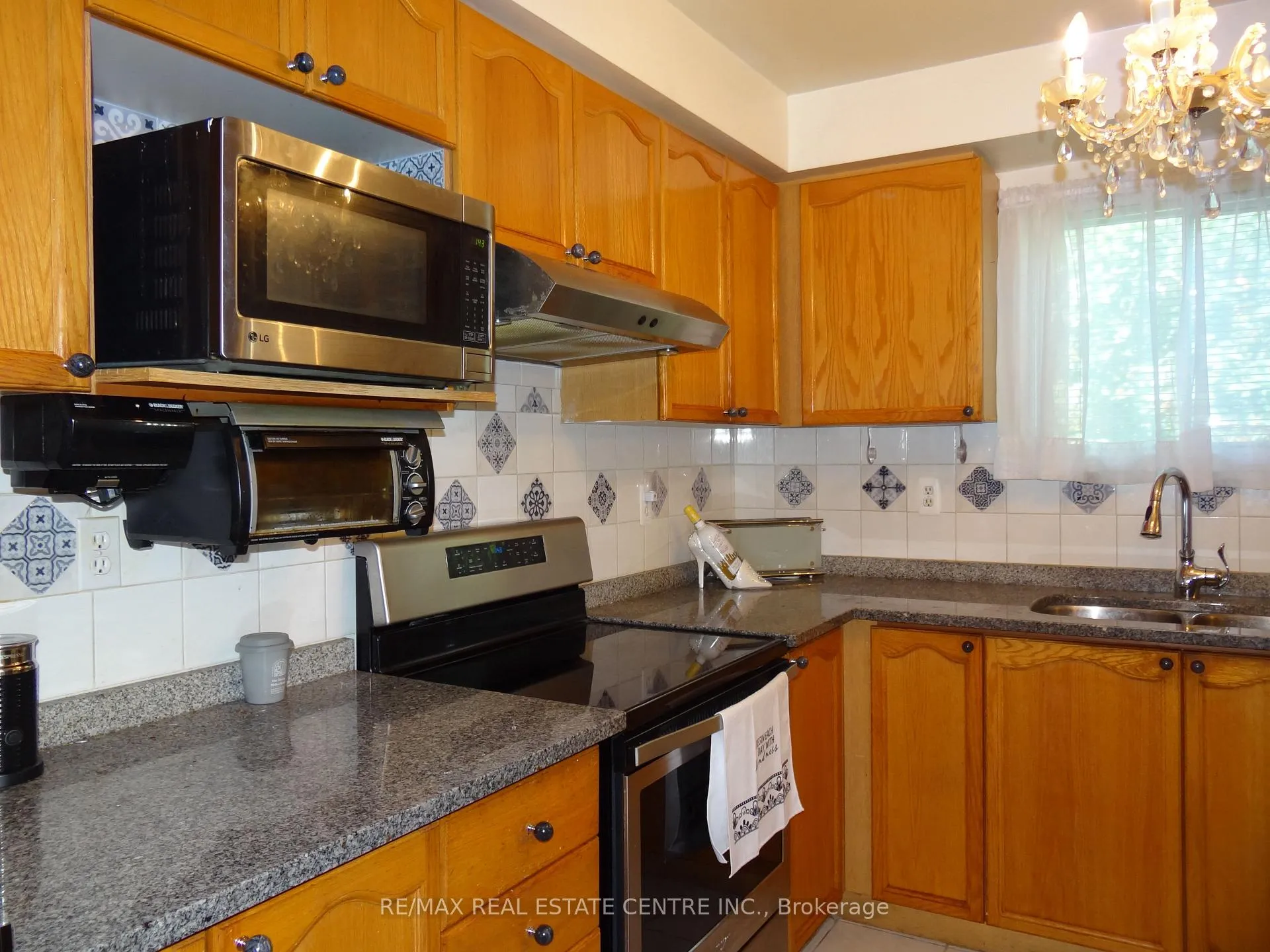 Photo 4 of 42 Davis Crescent, Halton Hills, Georgetown — HOMEH