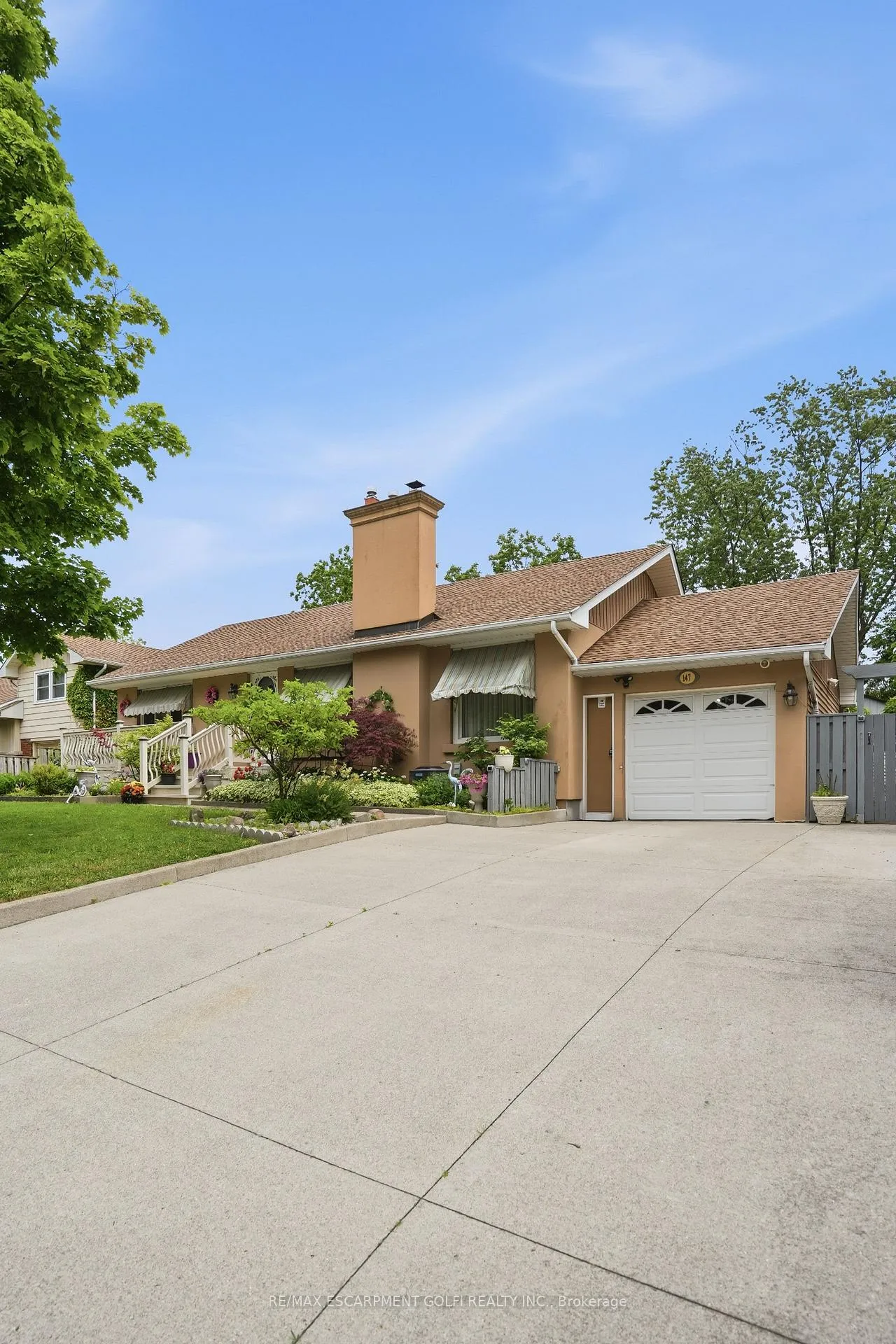 Photo 2 of 147 Village Road, St. Catharines, Glendale/Glenridge — HOMEH