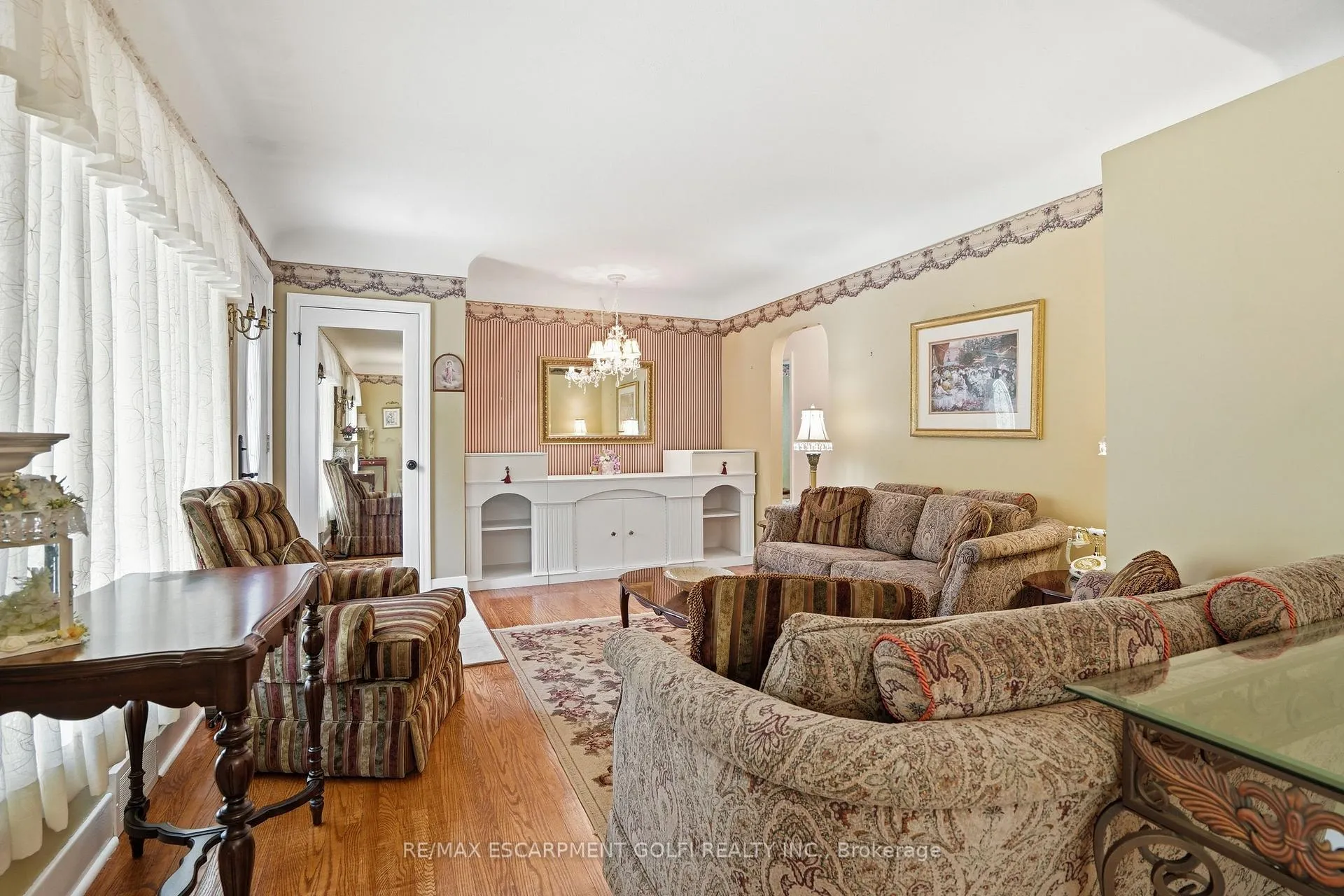Photo 5 of 147 Village Road, St. Catharines, Glendale/Glenridge — HOMEH