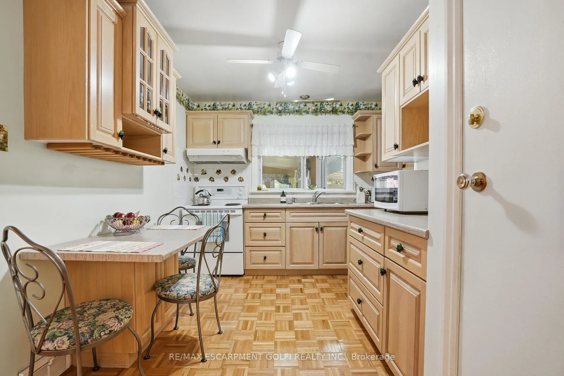 Photo 11 of 147 Village Road, St. Catharines, Glendale/Glenridge — HOMEH