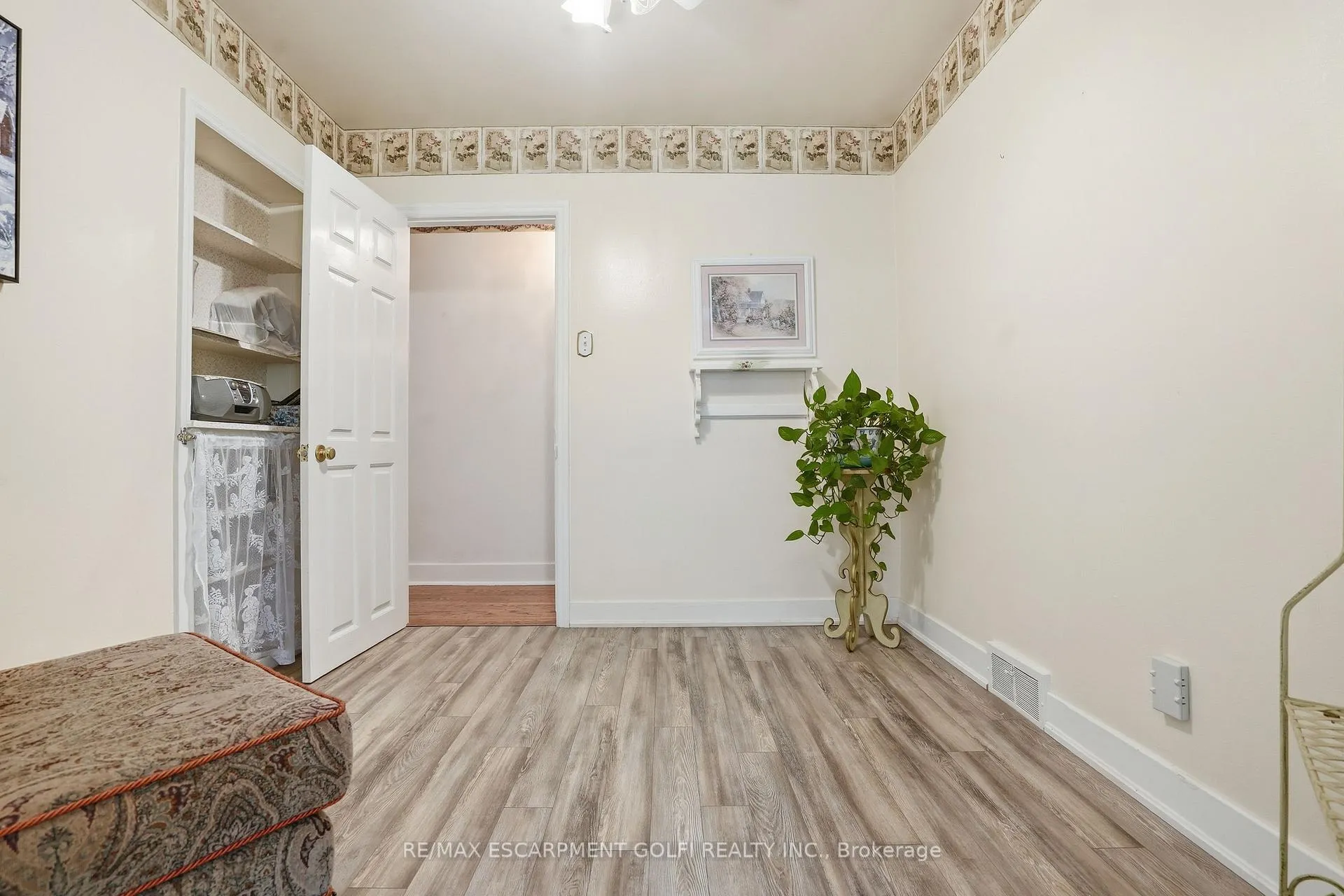 Photo 17 of 147 Village Road, St. Catharines, Glendale/Glenridge — HOMEH