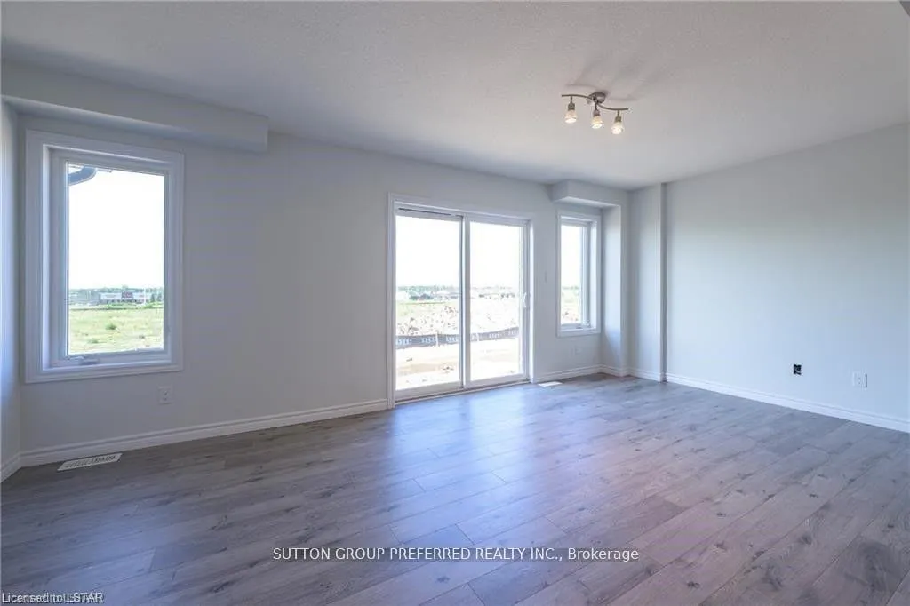 Photo 11 of 375 Kennington Way, London, South W — HOMEH