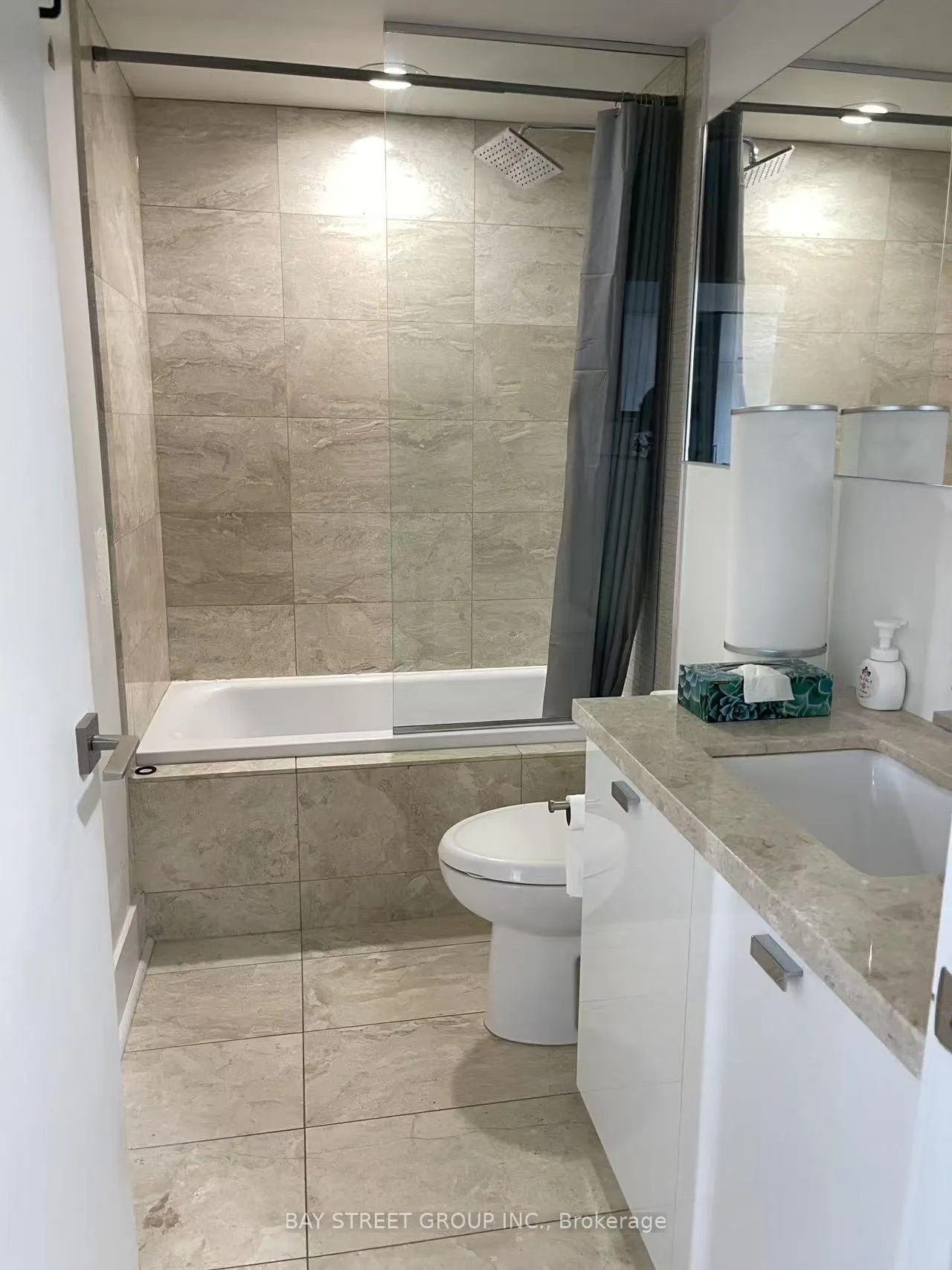 Photo 7 of Unit 801, 32 Davenport Road, Toronto, The Annex — HOMEH