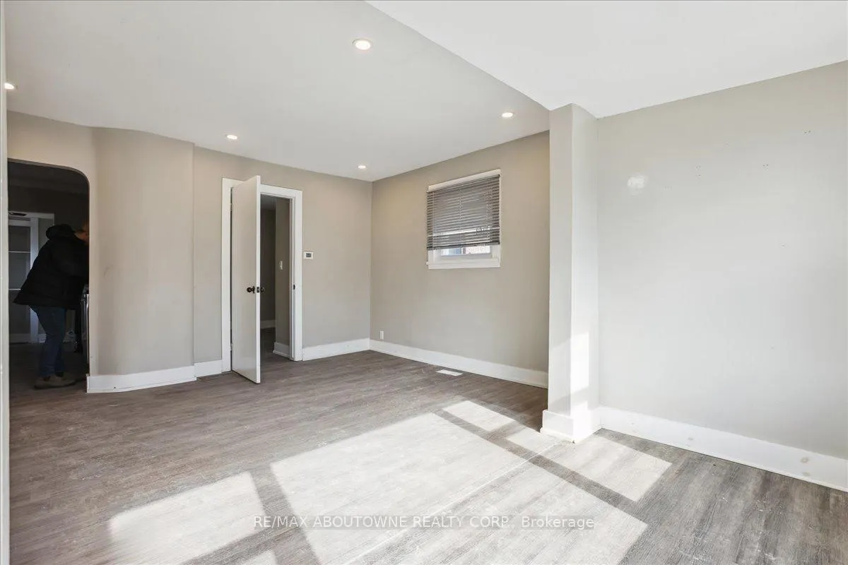 Photo 4 of 19 Seneca Street, St. Catharines, E. Chester — HOMEH