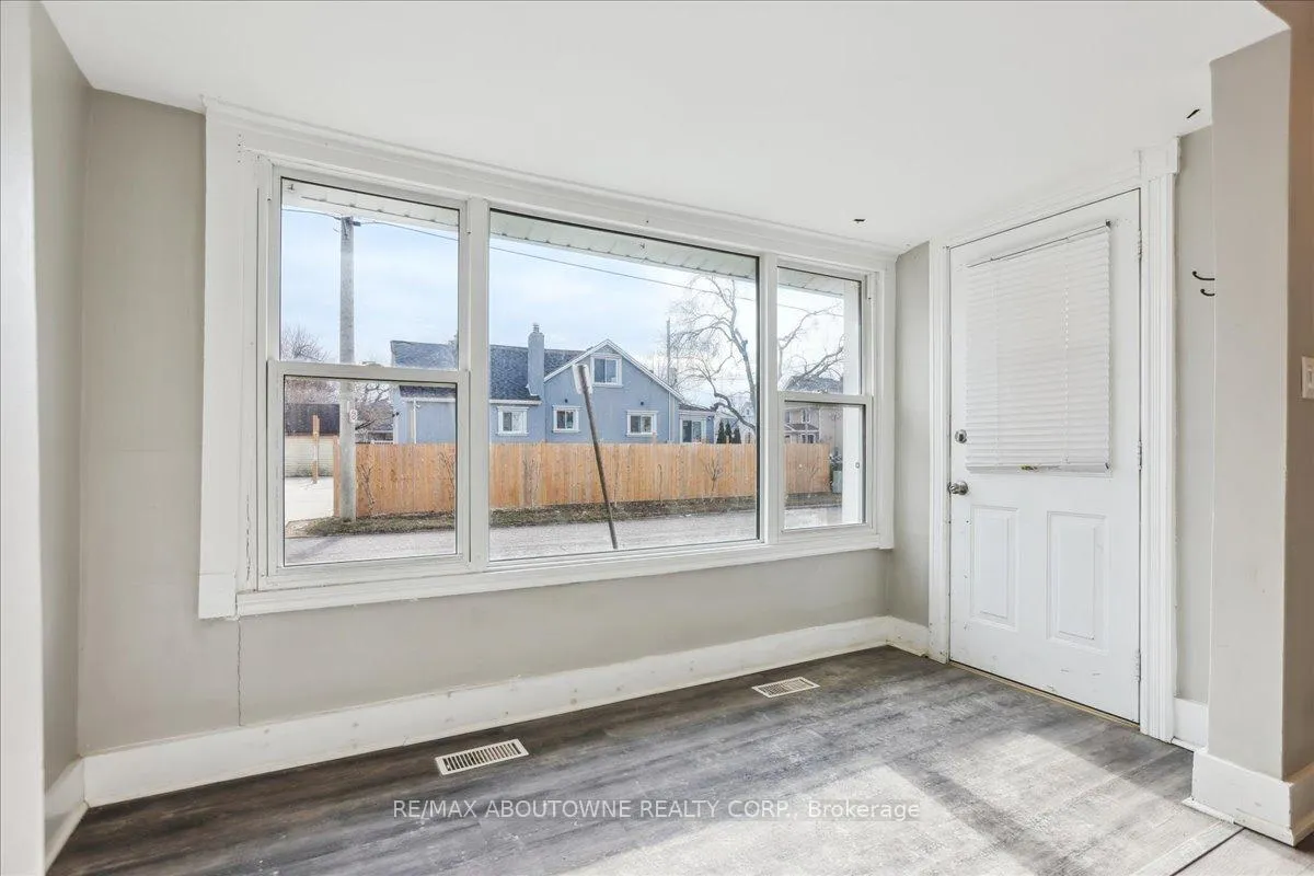 Photo 5 of 19 Seneca Street, St. Catharines, E. Chester — HOMEH