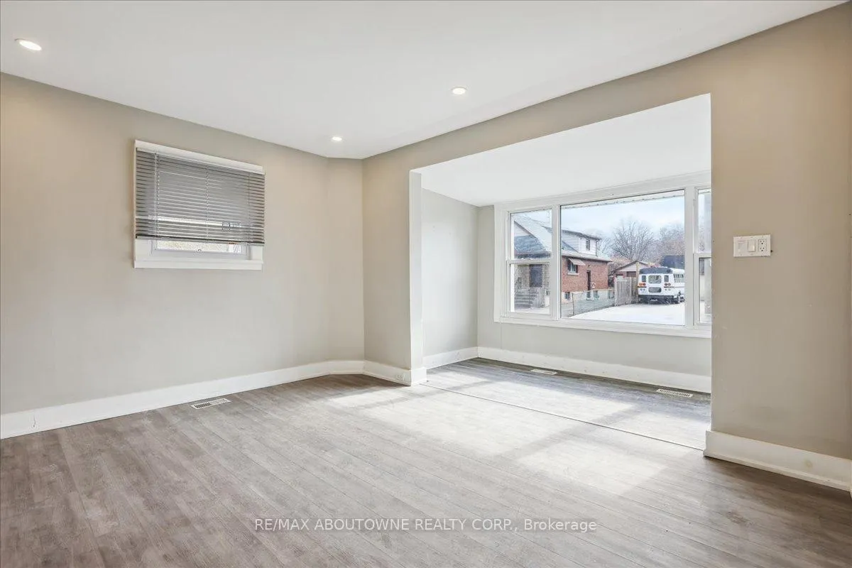 Photo 7 of 19 Seneca Street, St. Catharines, E. Chester — HOMEH