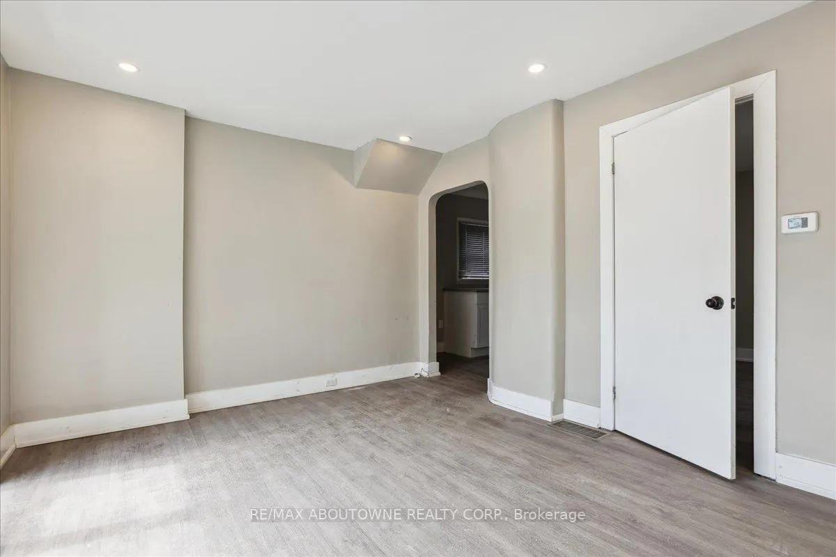 Photo 8 of 19 Seneca Street, St. Catharines, E. Chester — HOMEH