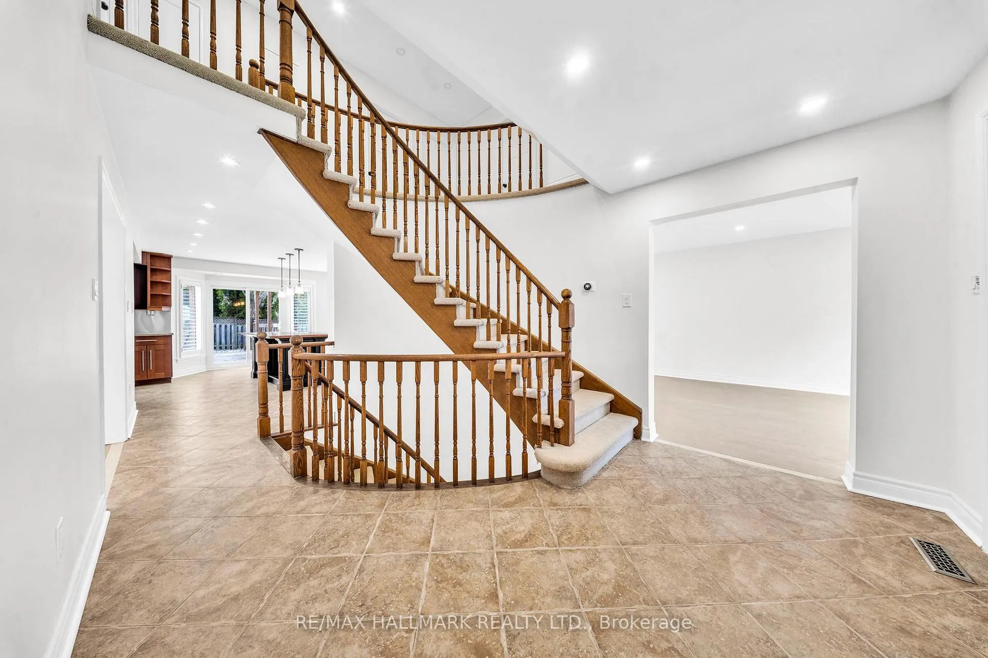 Photo 3 of 29 Petch Crescent, Aurora, Aurora Highlands — HOMEH