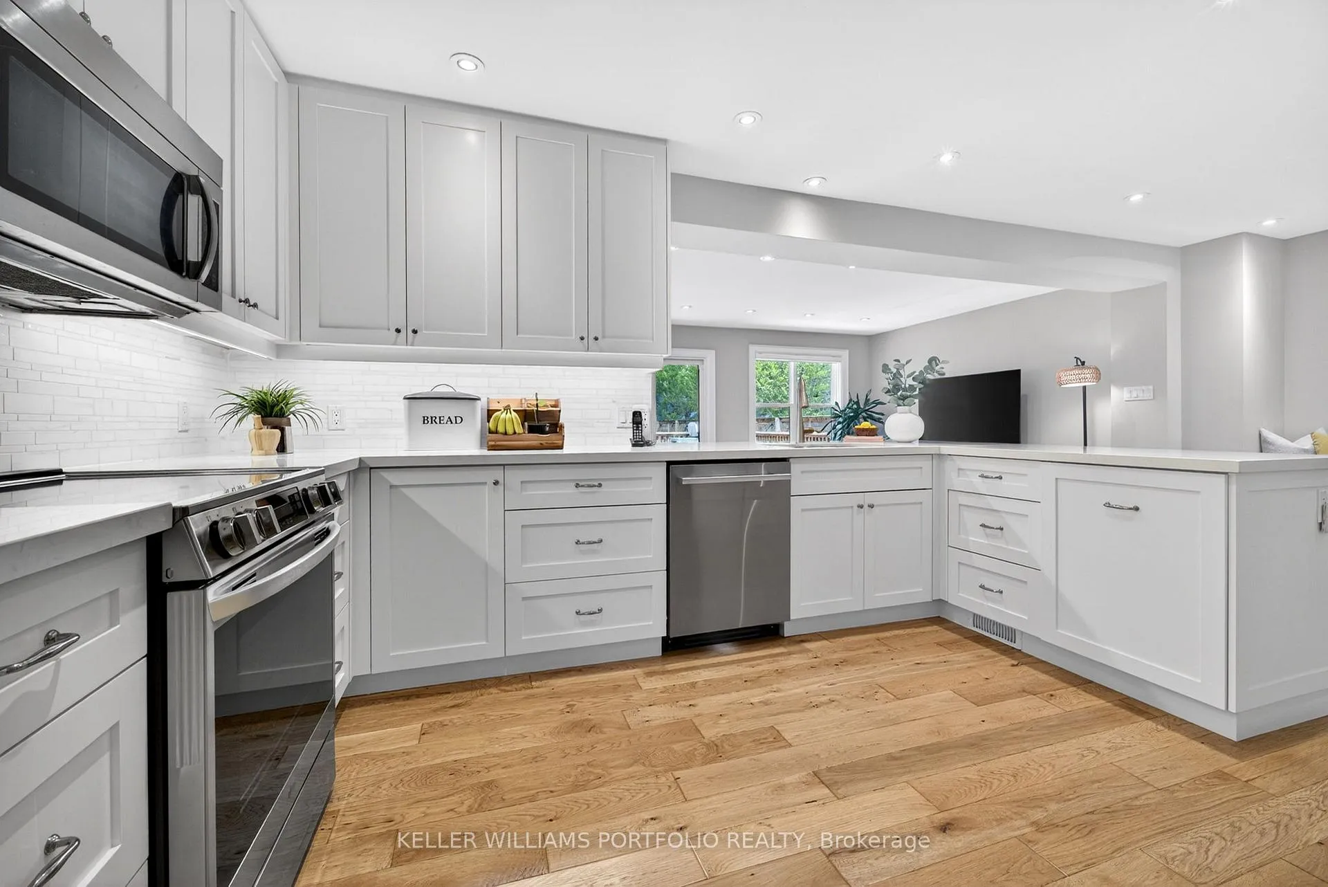 Photo 8 of 12 Glenaden Avenue E, Etobicoke, Stonegate-Queensway — HOMEH