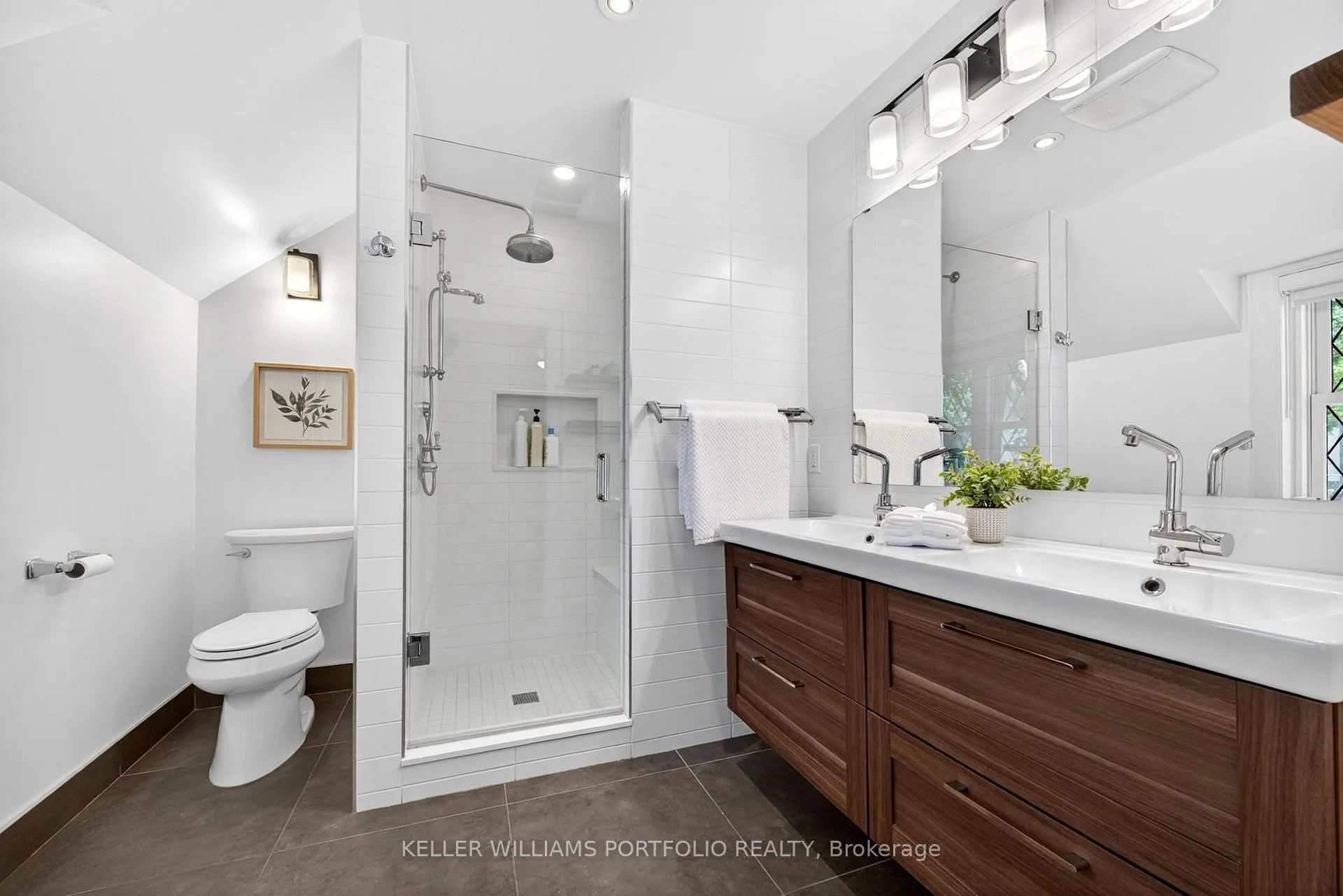 Photo 24 of 12 Glenaden Avenue E, Etobicoke, Stonegate-Queensway — HOMEH