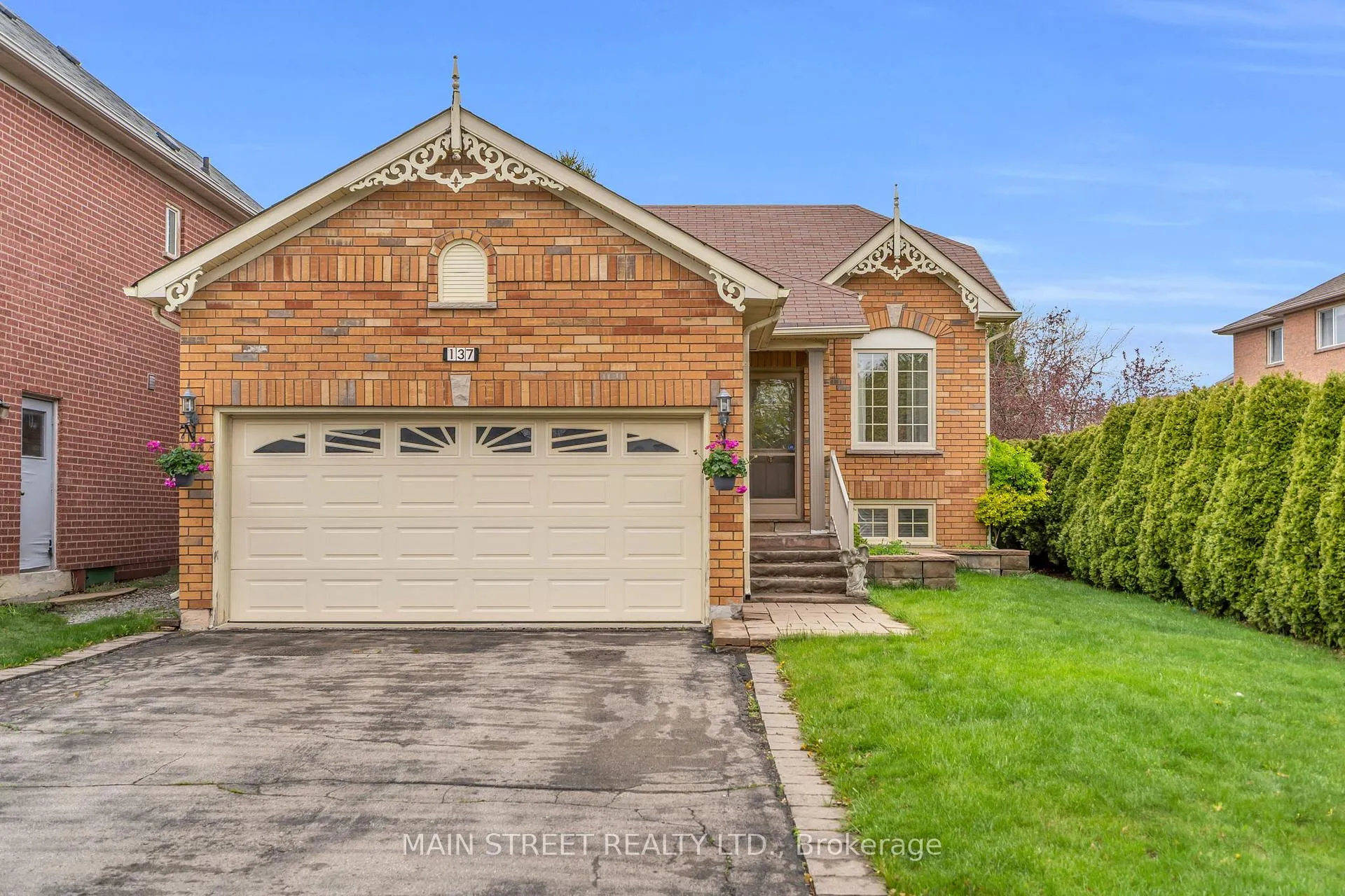 Photo 2 of 137 Clearmeadow Boulevard, Newmarket, Summerhill Estates — HOMEH