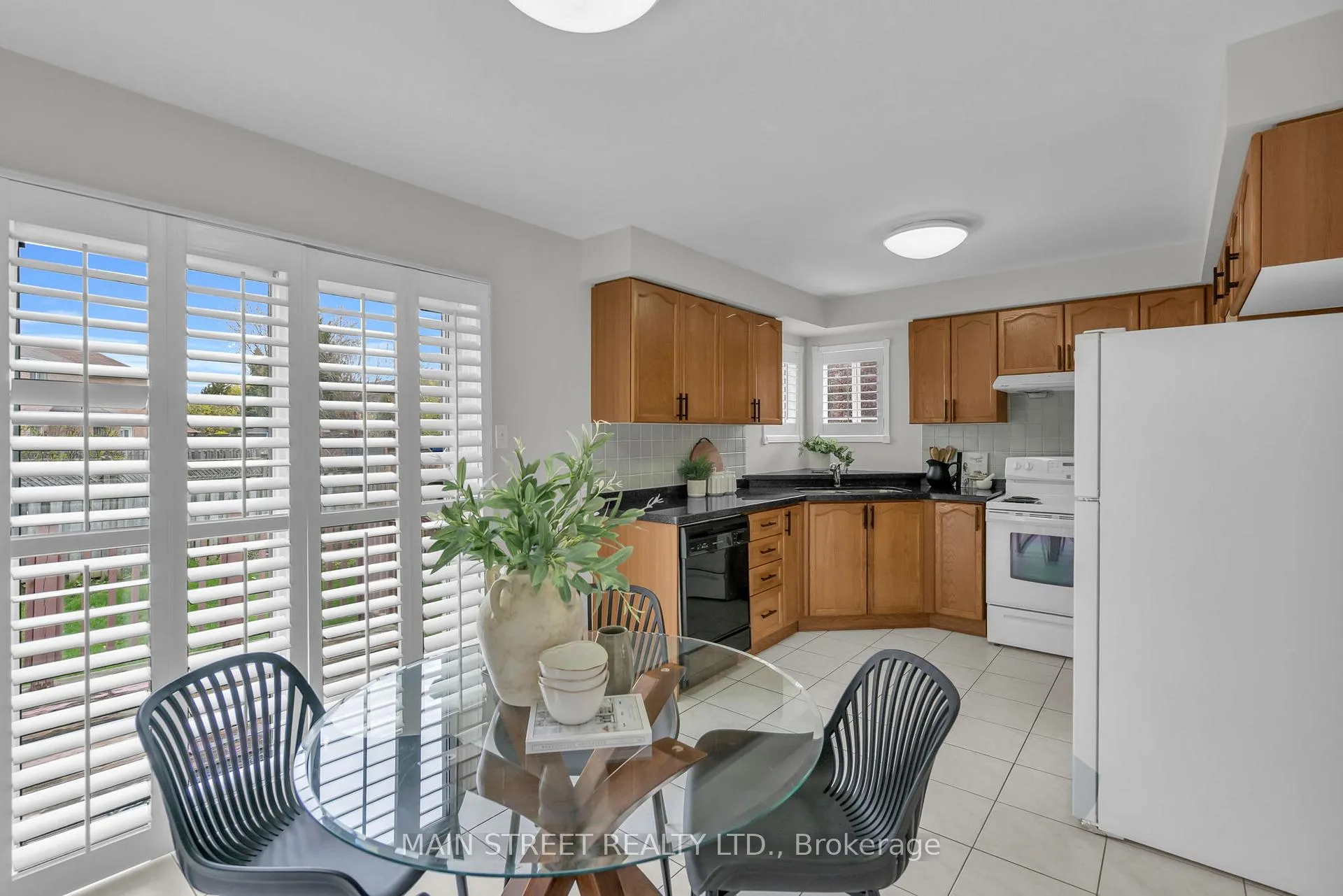 Photo 8 of 137 Clearmeadow Boulevard, Newmarket, Summerhill Estates — HOMEH
