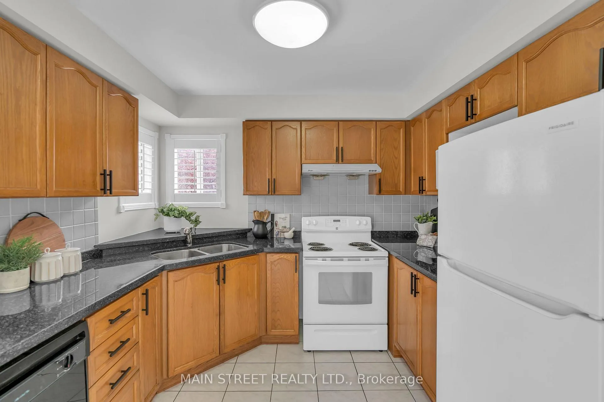 Photo 9 of 137 Clearmeadow Boulevard, Newmarket, Summerhill Estates — HOMEH
