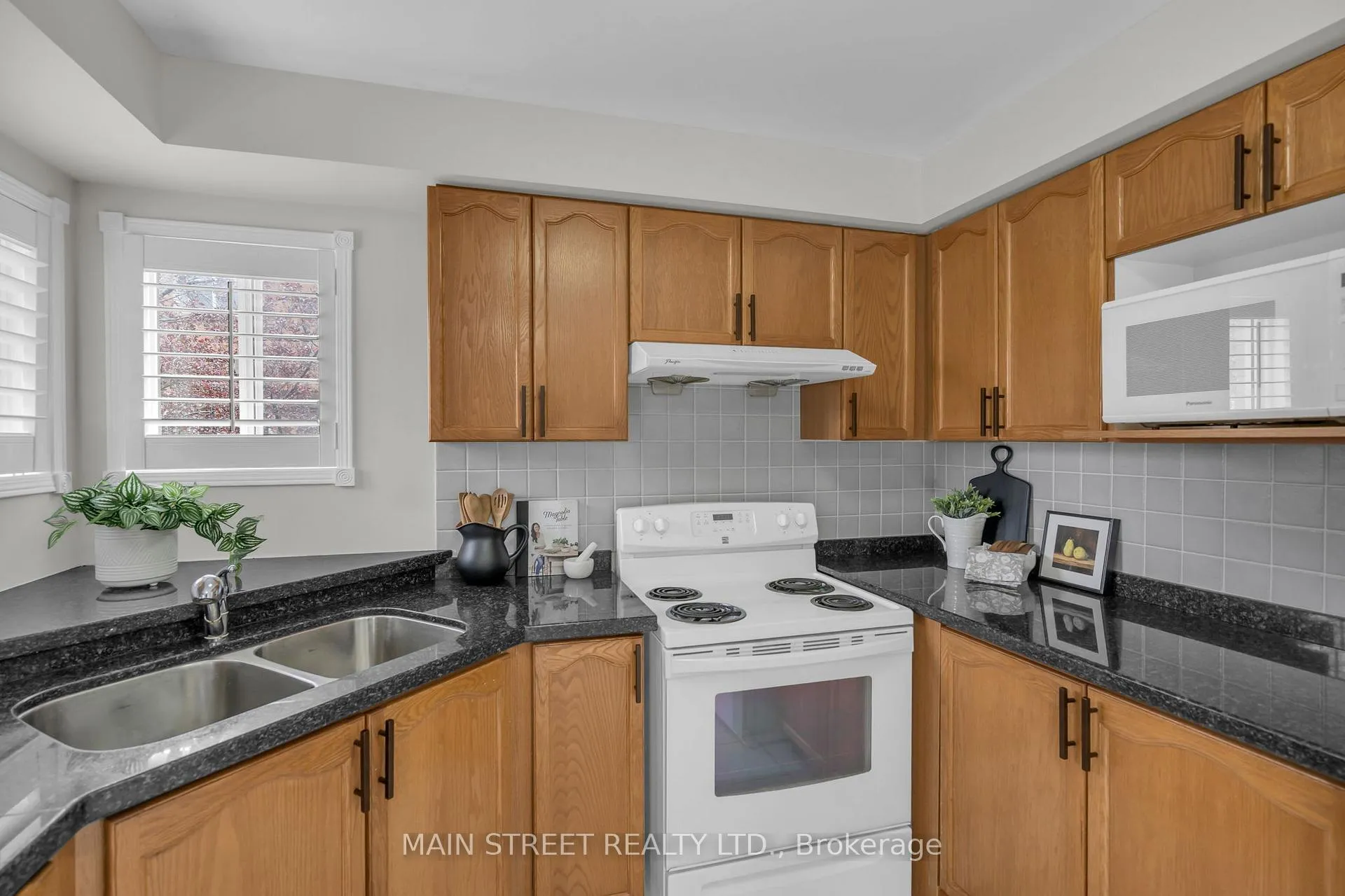 Photo 10 of 137 Clearmeadow Boulevard, Newmarket, Summerhill Estates — HOMEH