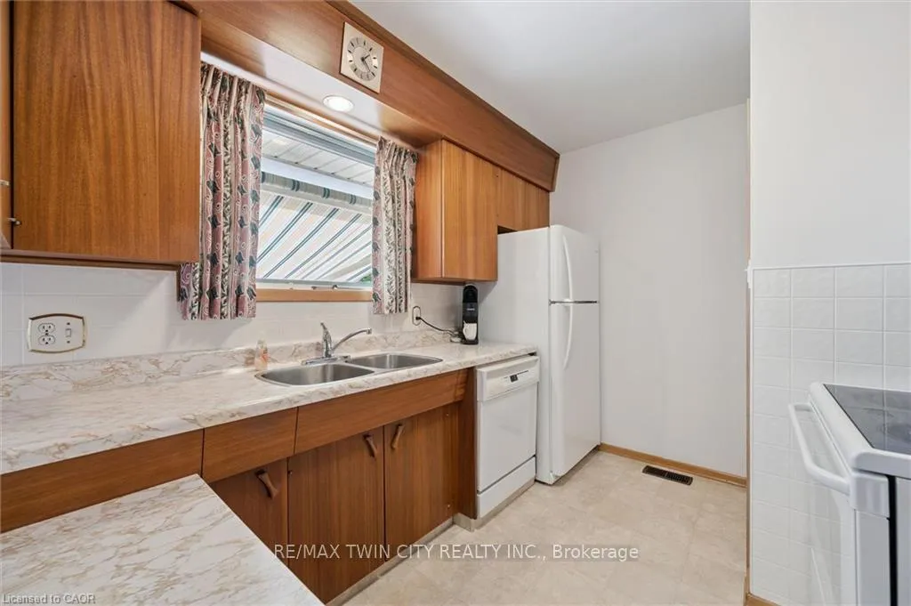 Photo 11 of 221 Willowdale Avenue, Waterloo — HOMEH