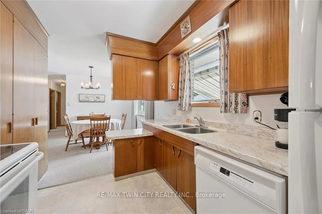 Photo 12 of 221 Willowdale Avenue, Waterloo — HOMEH