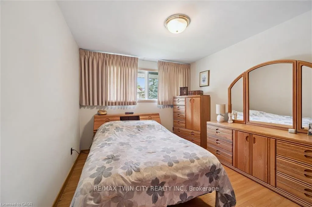 Photo 15 of 221 Willowdale Avenue, Waterloo — HOMEH
