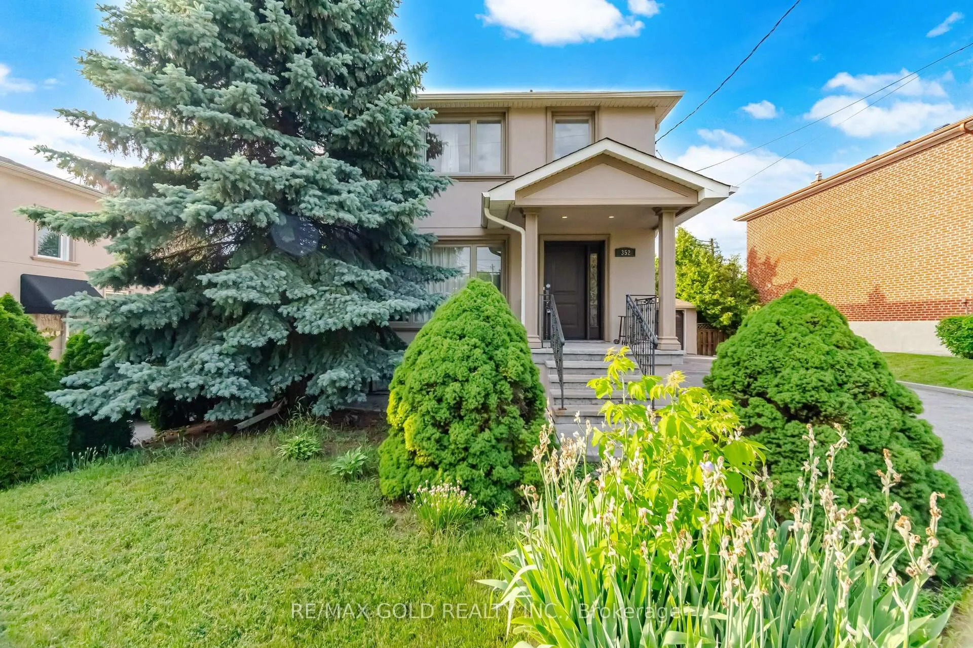 Front of 352 Maple Leaf Drive