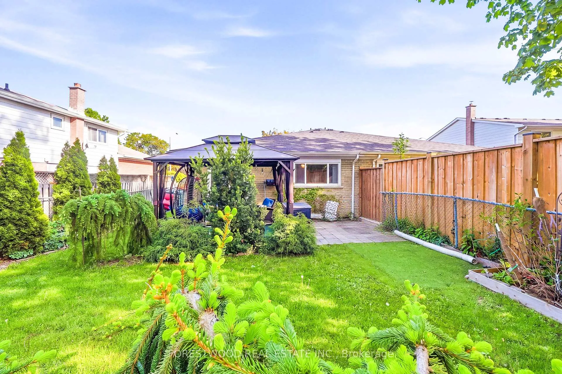 Photo 3 of 3243 Gwendale Crescent, Mississauga, Mississauga Valleys — HOMEH