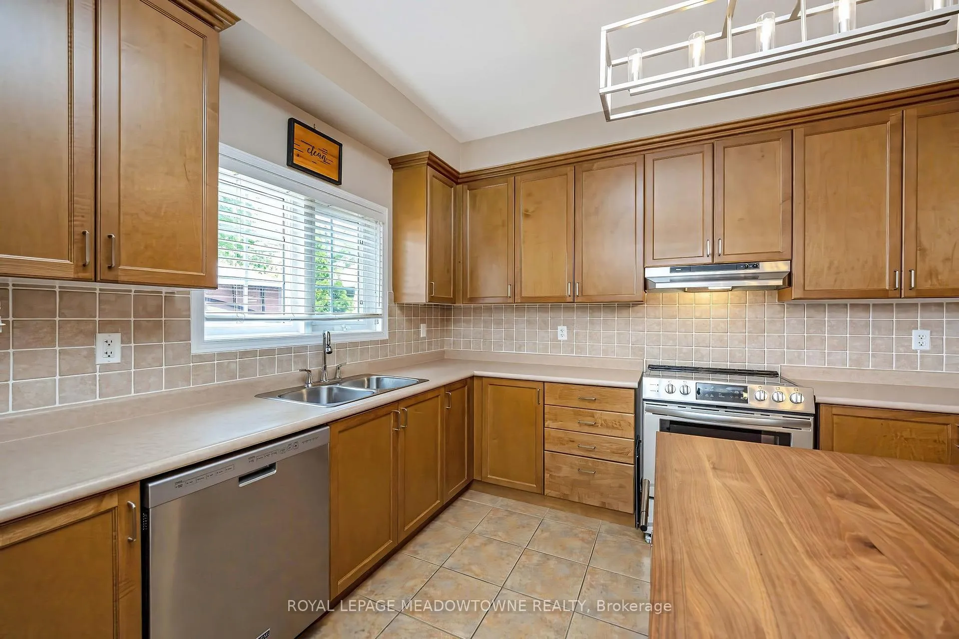 Photo 13 of 34 Meadowlark Drive, Halton Hills, Georgetown — HOMEH