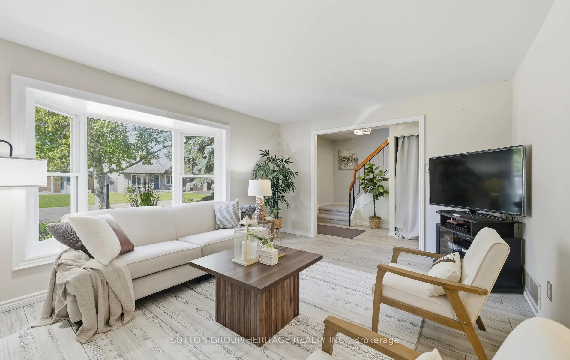 Photo 2 of 29 Glenmount Court, Whitby, Lynde Creek — HOMEH